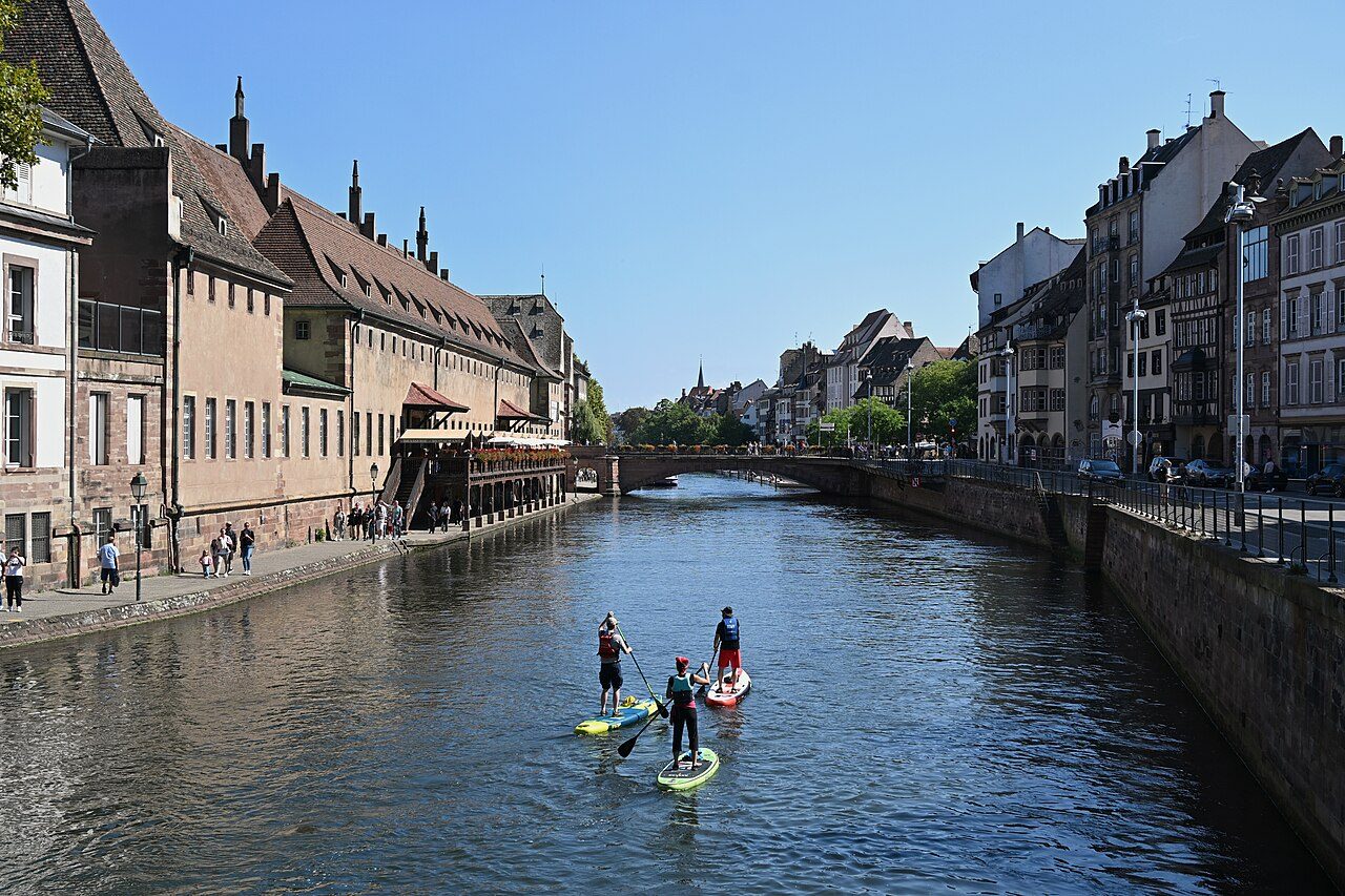 L'Ill vue vers l'est depuis le pont Saint-Nicolas, avec des paddles sur l'eau, entre la Grande Île et la rive sud