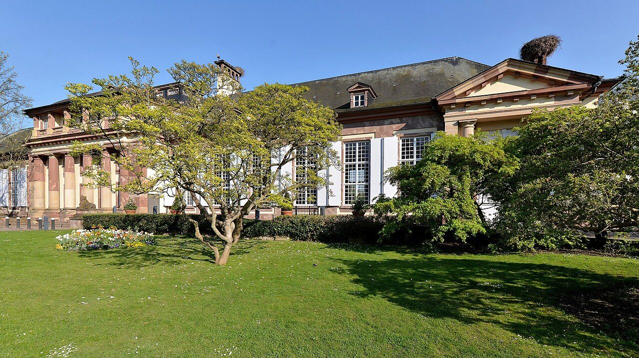 Le pavillon Joséphine dans le parc de l'Orangerie, au printemps