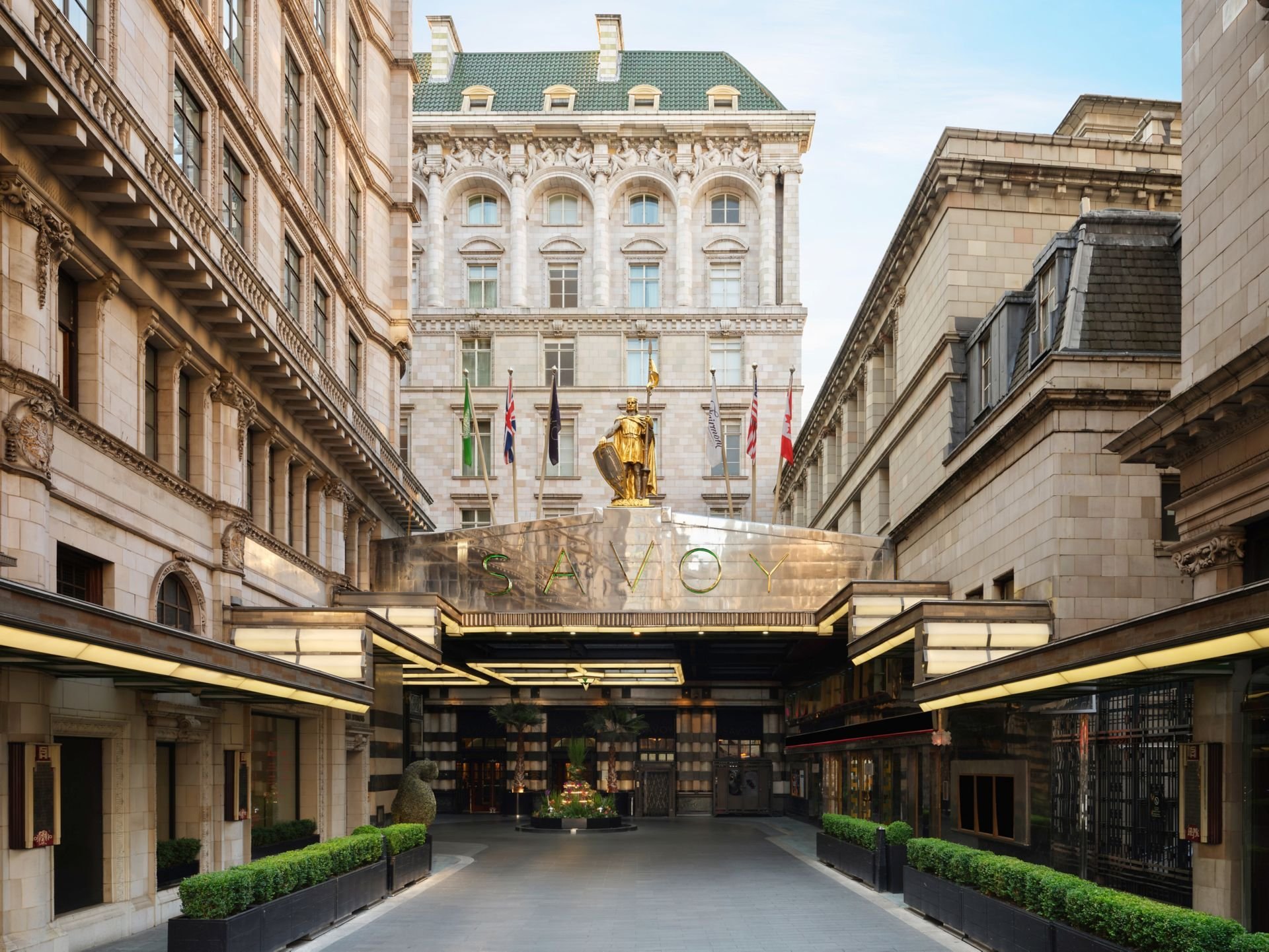 Savoy Court et l'entrée Art déco de l'hôtel The Savoy, surmontée d'une statue dorée, à Londres