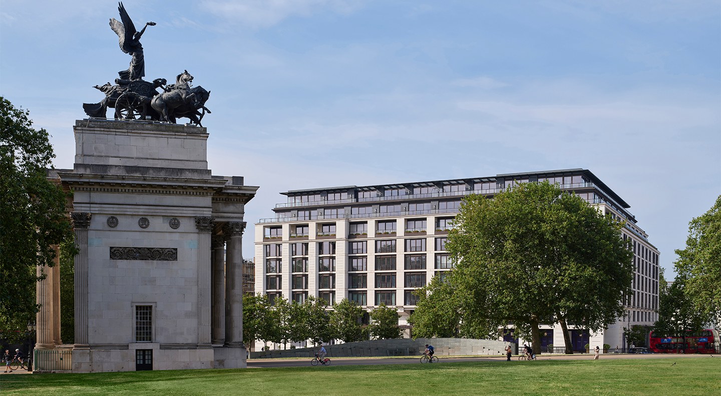 Façade de The Peninsula London derrière Wellington Arch et son quadrige, à Hyde Park Corner, à Londres