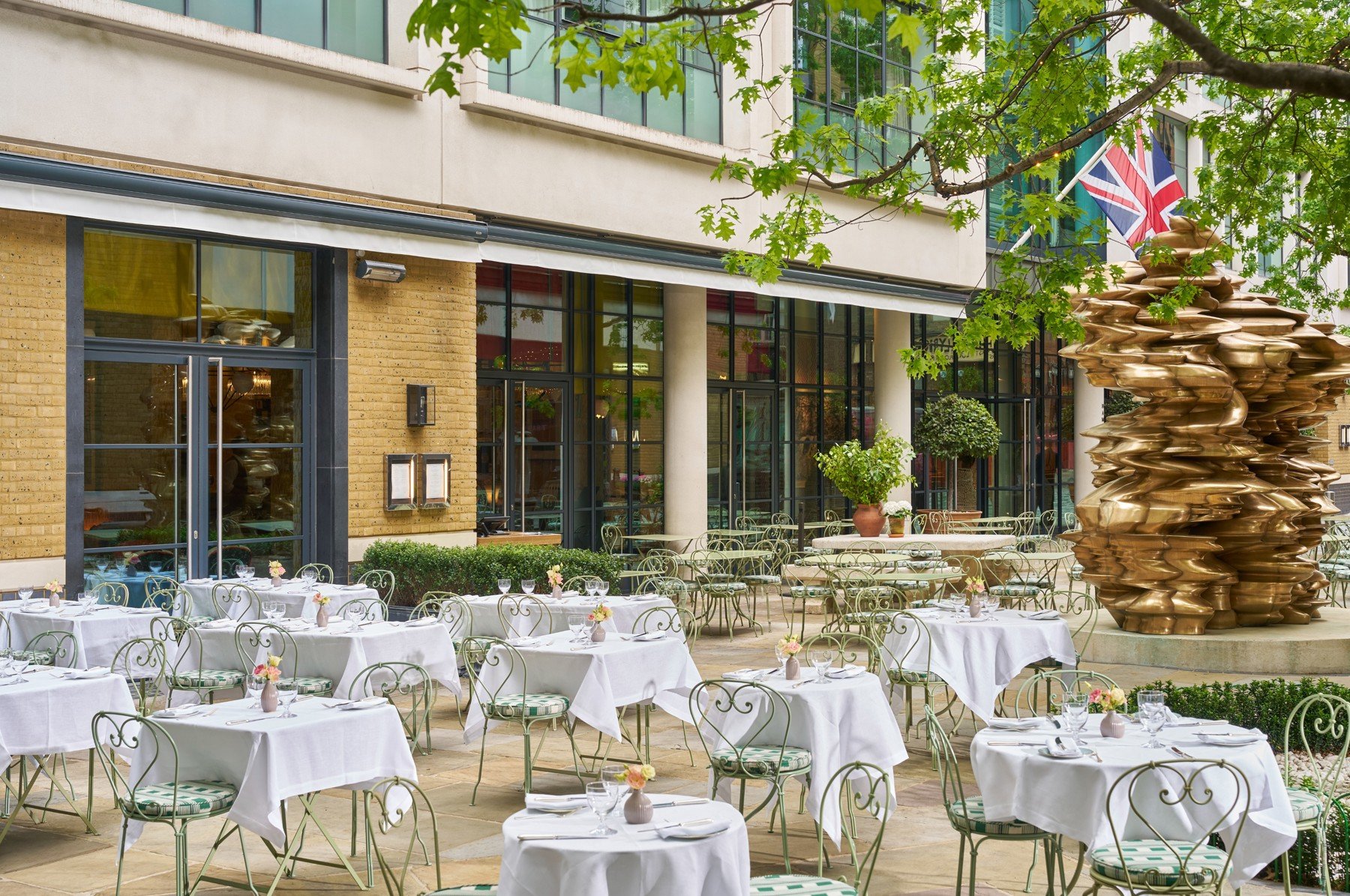 Terrasse du restaurant sur la cour piétonne arborée de Ham Yard Hotel, dans Soho à Londres