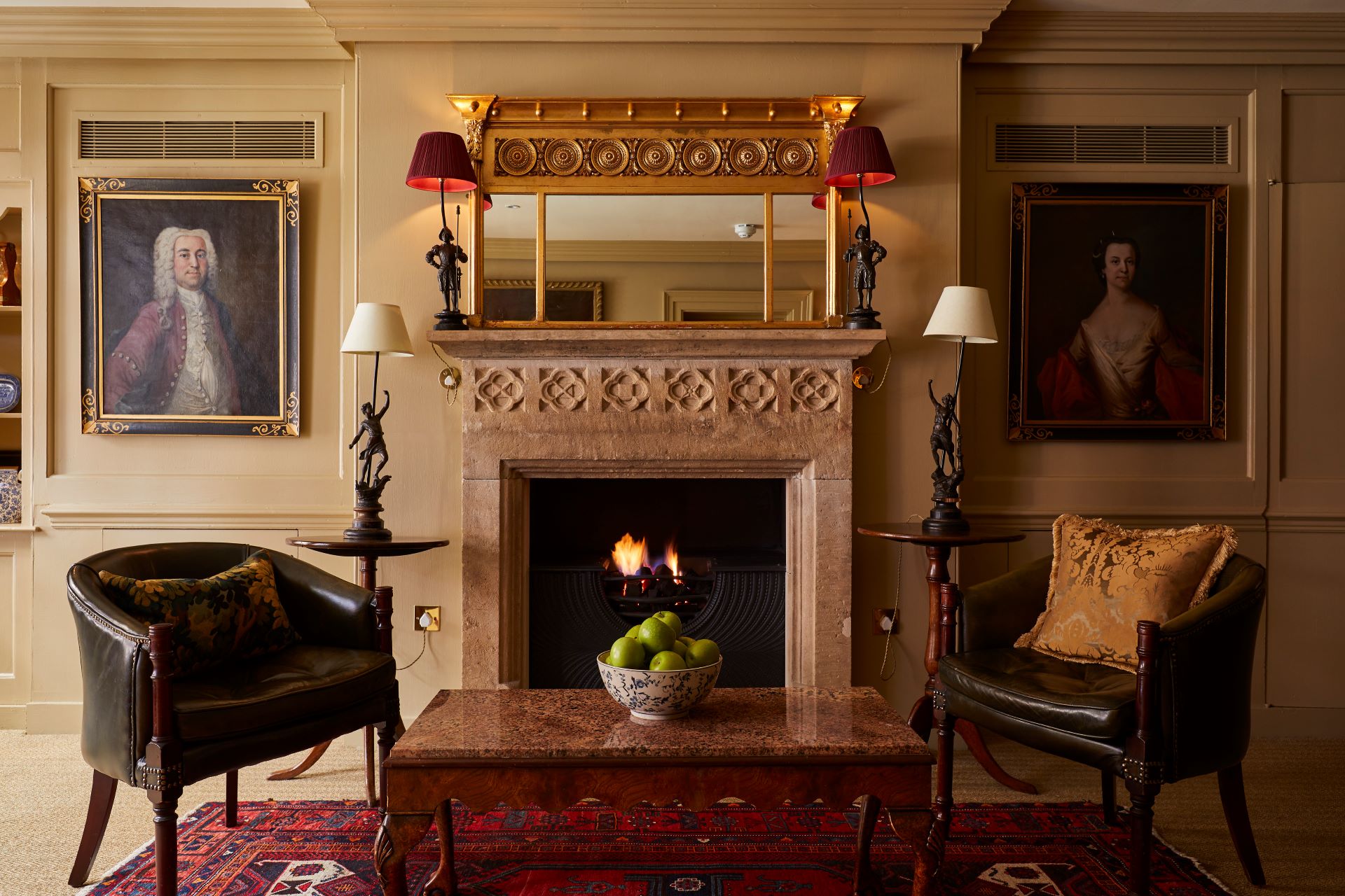 Le Wardrobe, salon lambrissé avec cheminée, portraits et bar à gin de l'hôtel Hazlitt's, à Londres