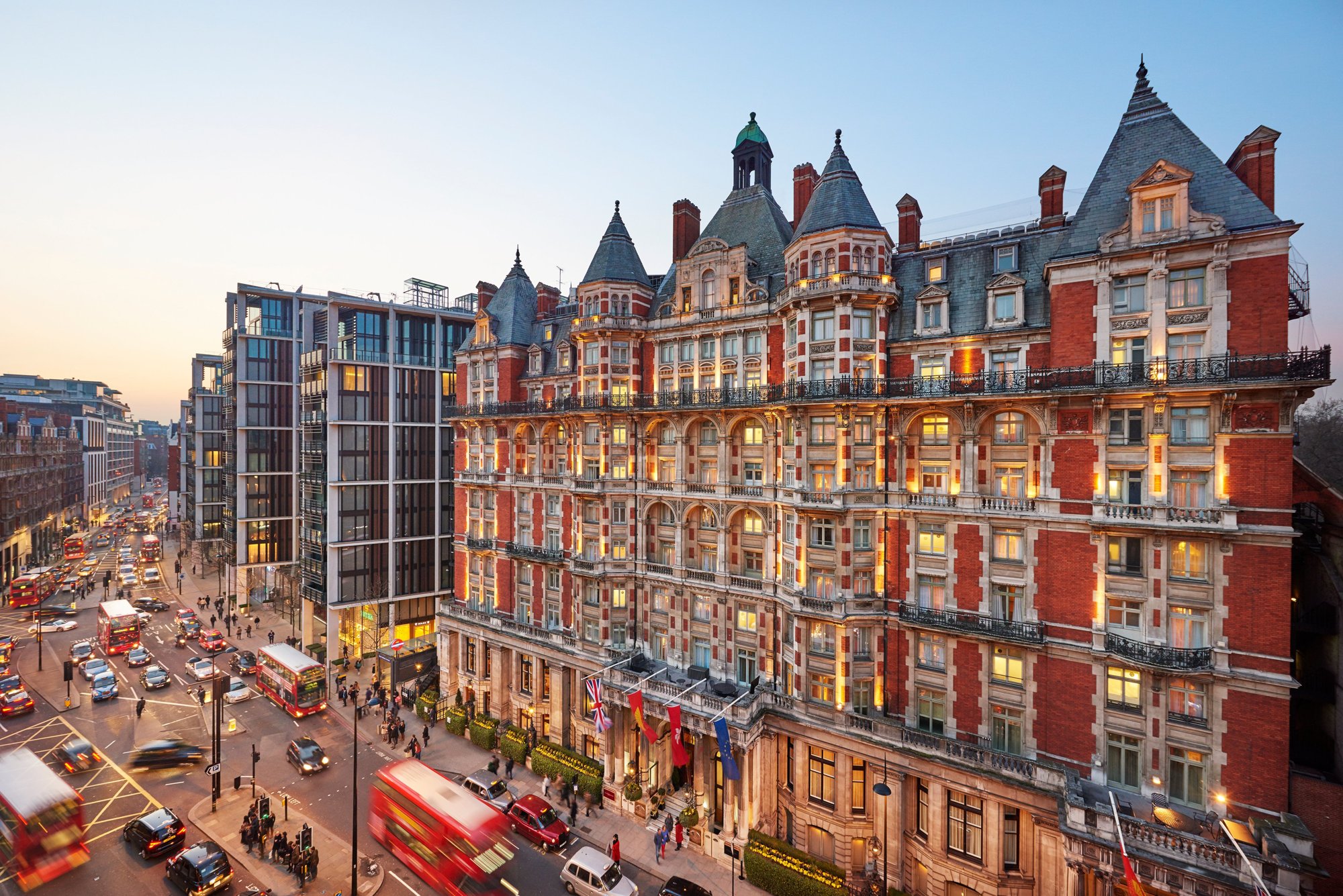 Façade de brique rouge et tourelles du Mandarin Oriental Hyde Park sur Knightsbridge, à Londres