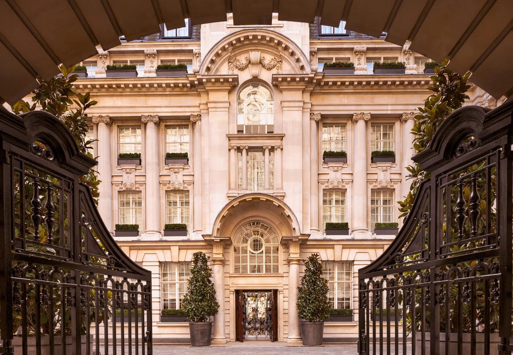 Grilles en fer forgé et façade Belle Époque de l'ancien siège de la Pearl Assurance, Rosewood London à Londres