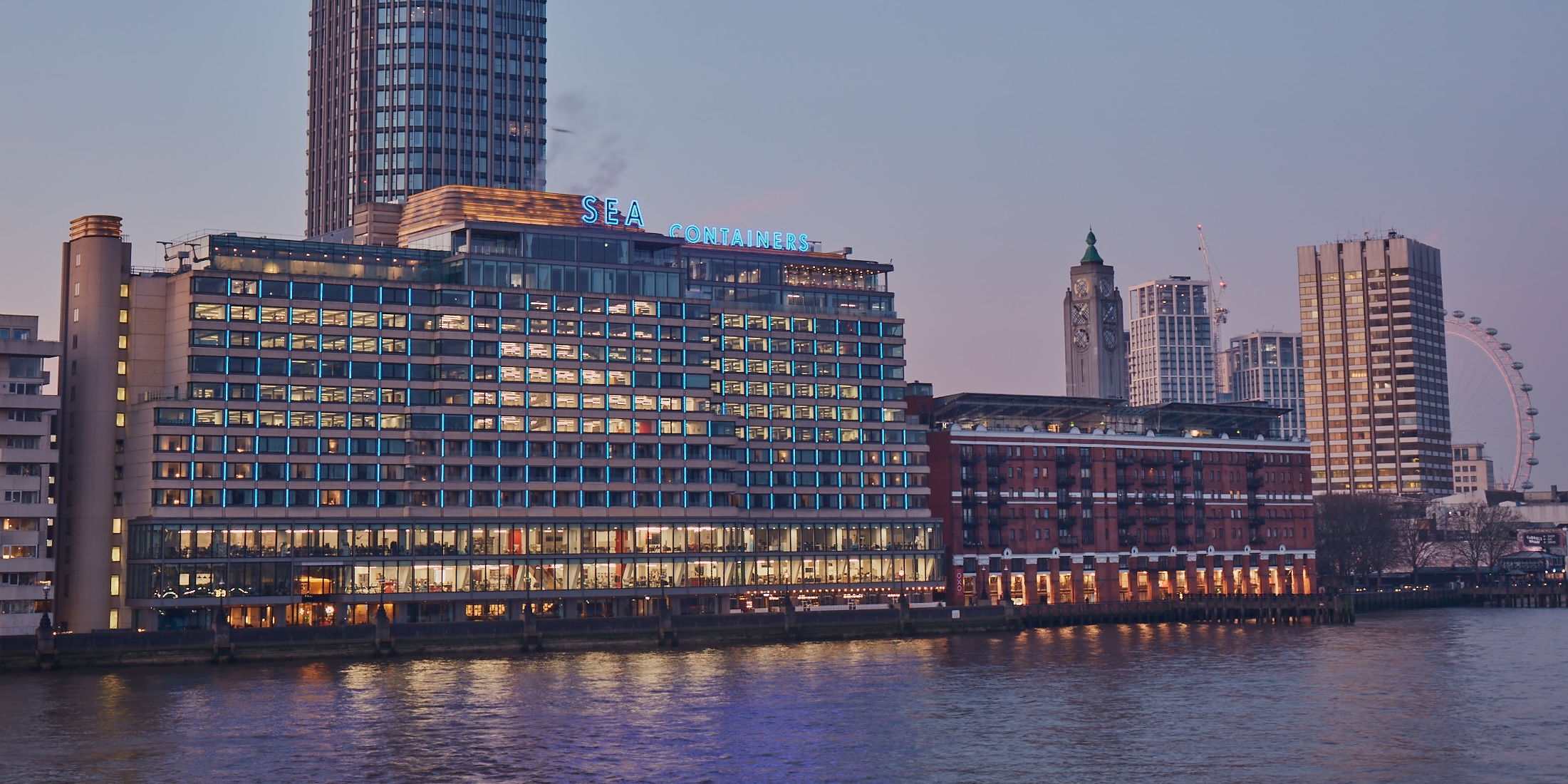Le bâtiment Sea Containers au crépuscule sur la rive sud de la Tamise, hôtel Sea Containers London à Londres
