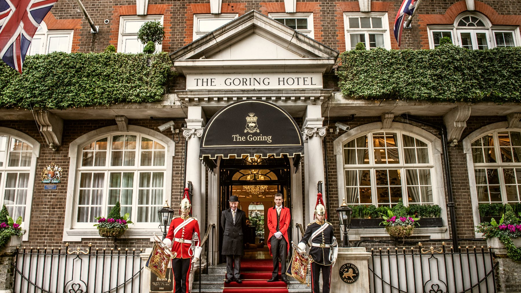 Façade édouardienne de The Goring sur Beeston Place, avec ses portiers en livrée rouge, à Londres