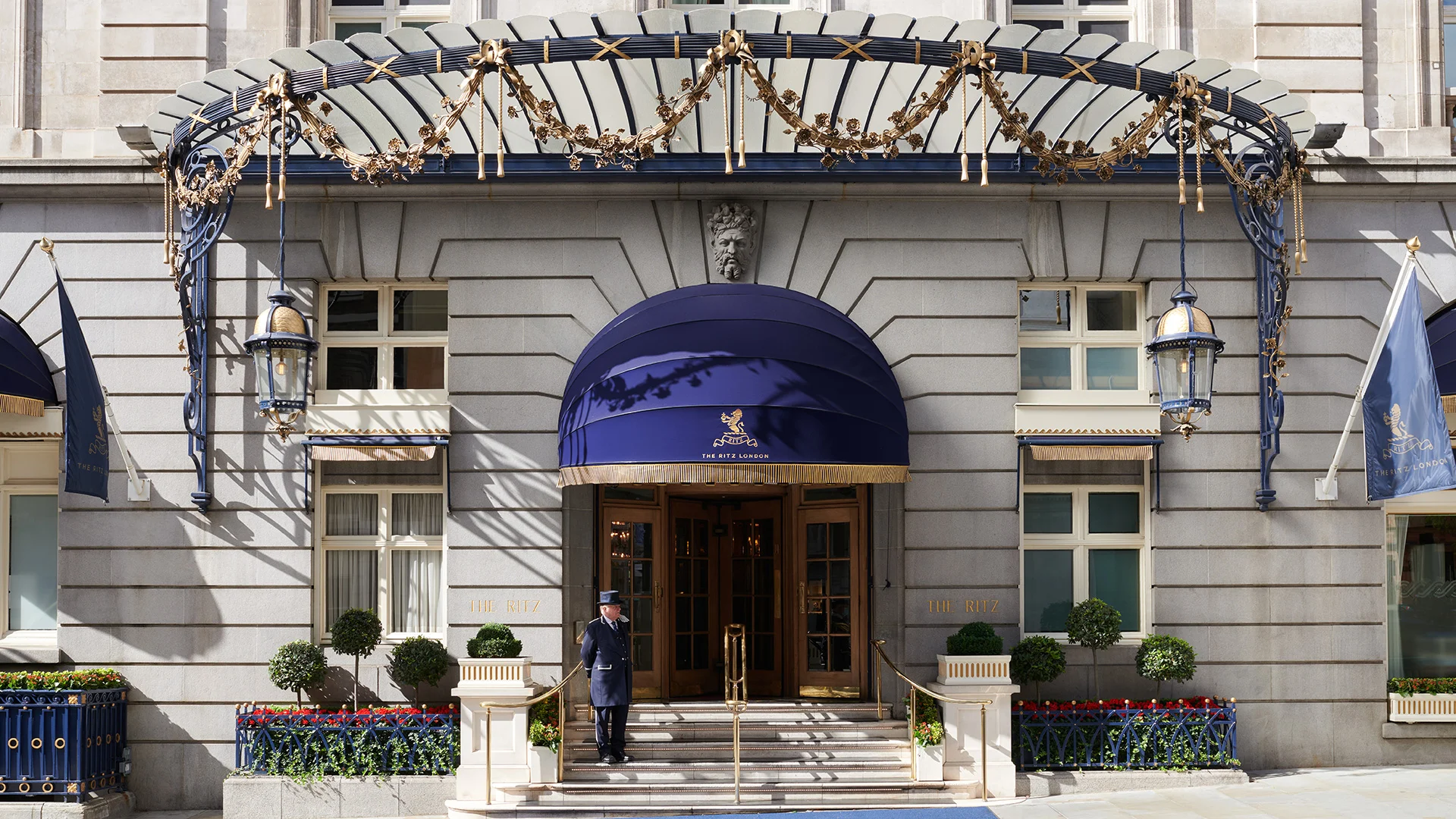 Entrée principale de The Ritz London, marquise de fer forgé et auvent bleu, à Londres