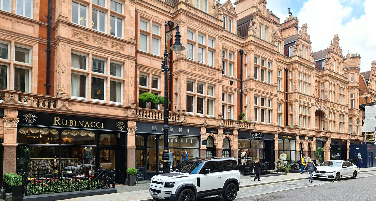 Façades victoriennes en terre cuite rose et boutiques de luxe sur Mount Street, dans le quartier de Mayfair à Londres