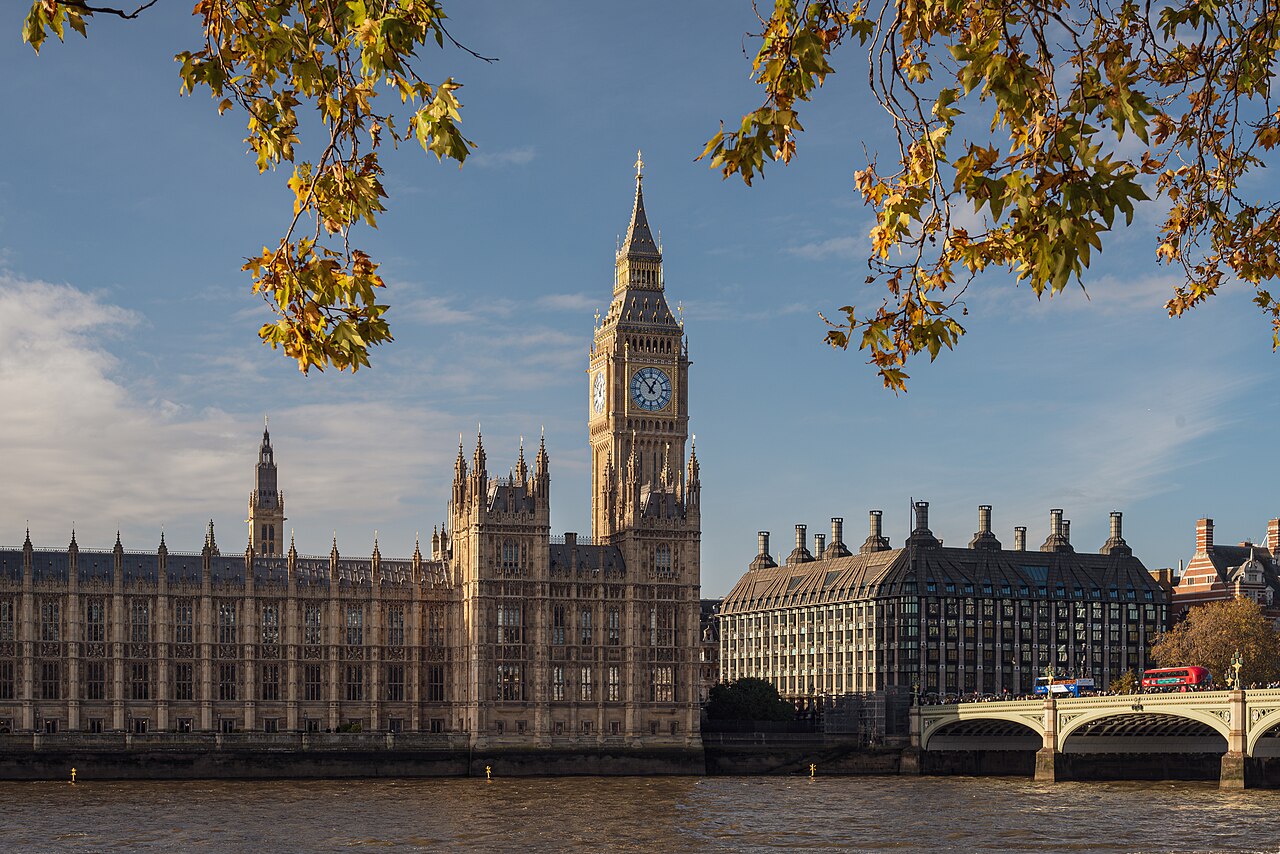 Le palais de Westminster et la tour Elizabeth (Big Ben) vus depuis la rive est de la Tamise, avec le pont de Westminster, à Londres