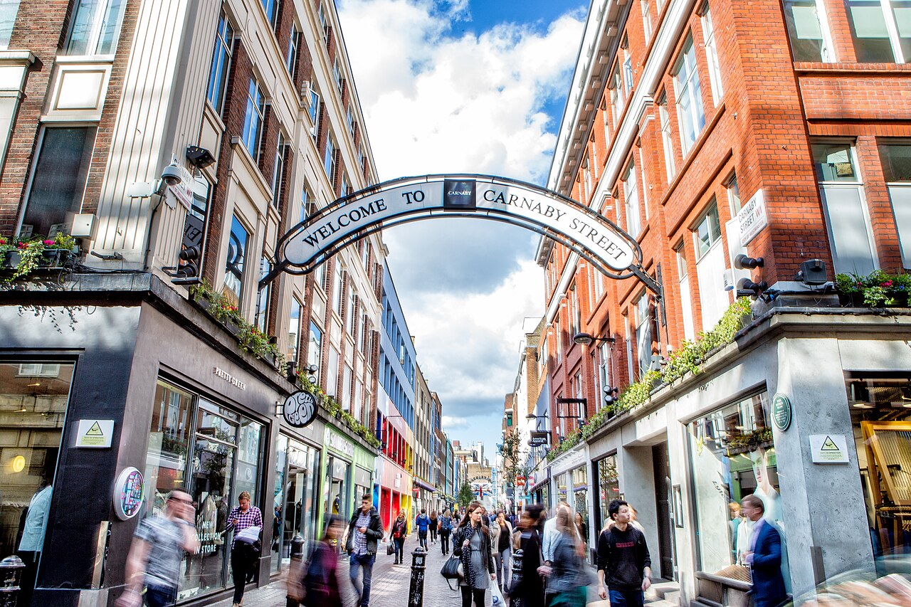 Arche « Welcome to Carnaby Street » au-dessus de la rue piétonne et commerçante de Carnaby Street, à Soho, Londres