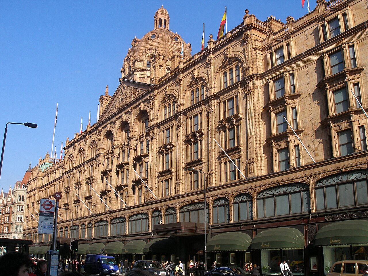 Façade en terre cuite du grand magasin Harrods sur Brompton Road, dans le quartier de Knightsbridge à Londres