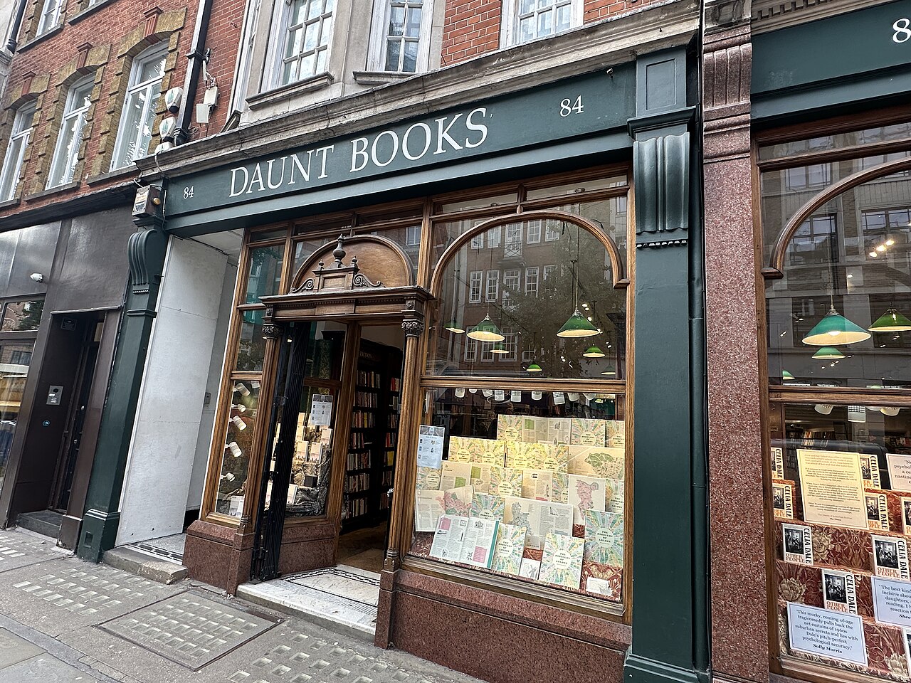 Devanture verte et vitrines de la librairie Daunt Books sur Marylebone High Street, à Londres