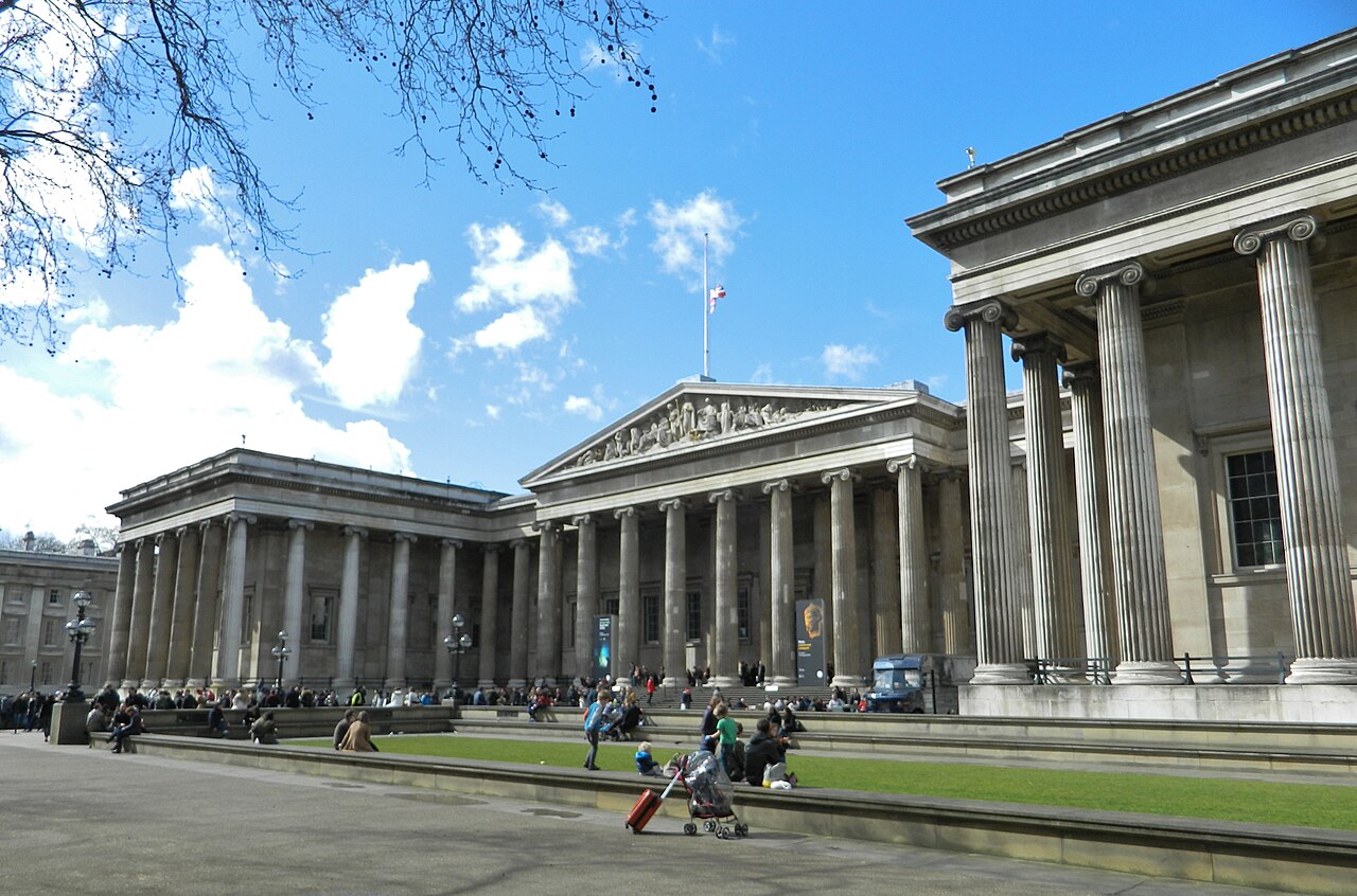 Colonnade néoclassique de la façade du British Museum sous un ciel bleu, dans le quartier de Bloomsbury à Londres