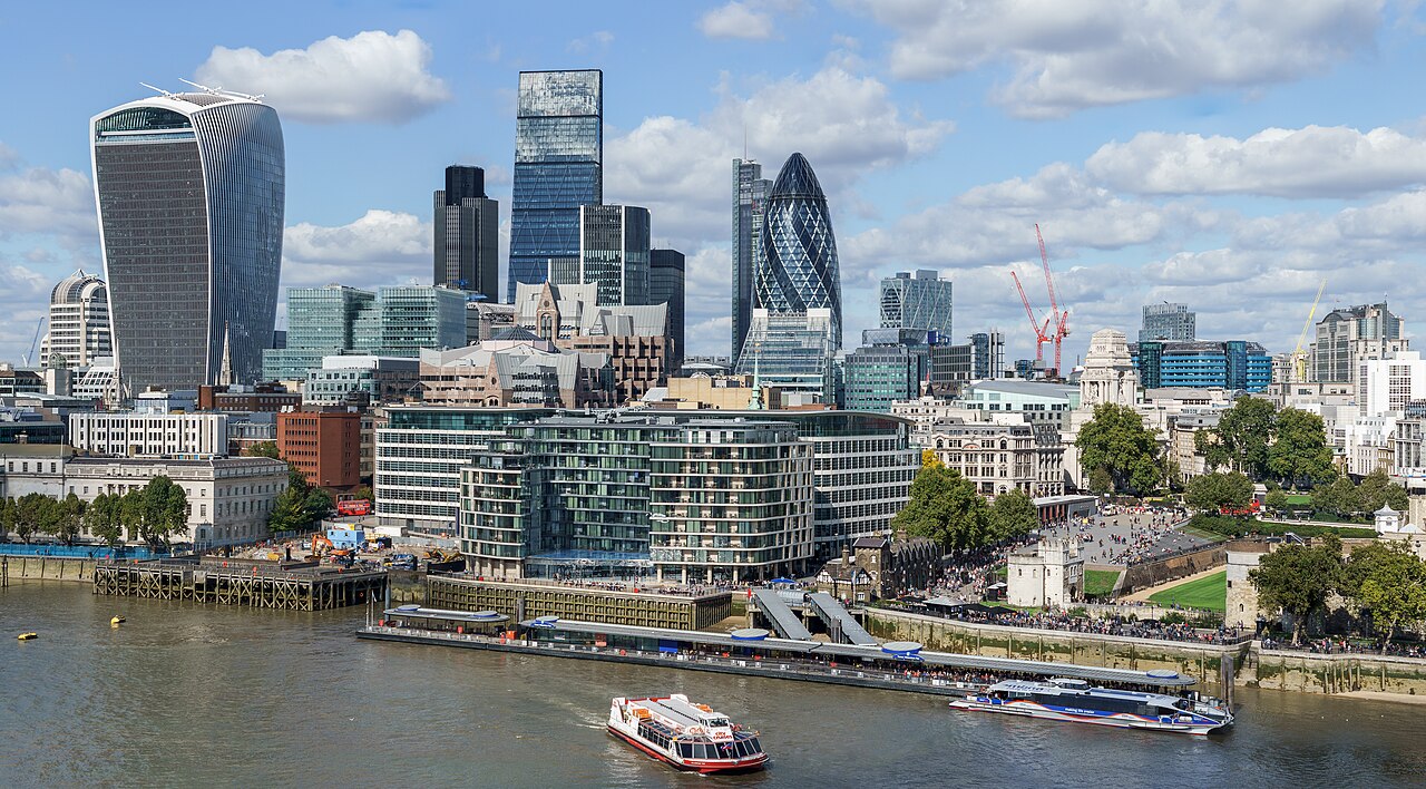 Gratte-ciel de la City de Londres, dont le Walkie-Talkie et le Gherkin, au-dessus de la Tamise