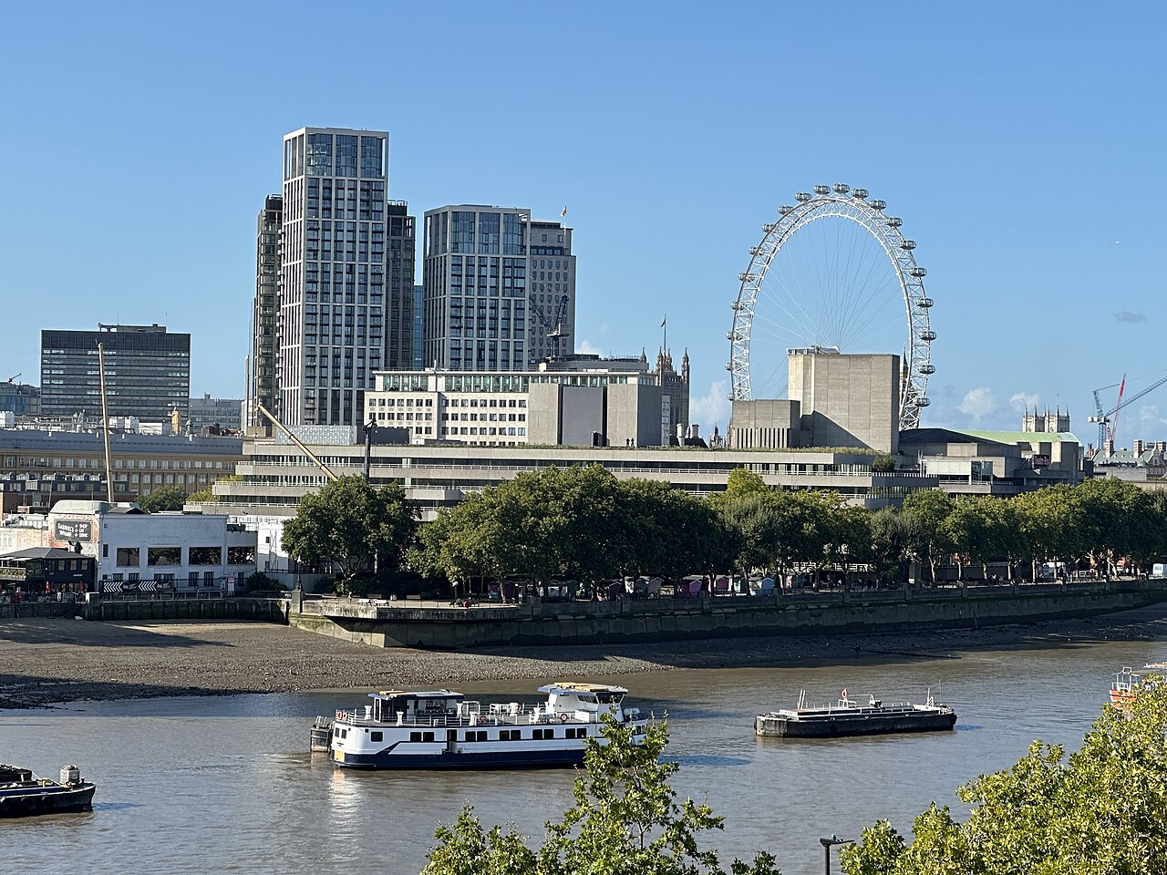 La rive sud de la Tamise avec la grande roue du London Eye et les tours de Waterloo, vue depuis la rive nord, à Londres