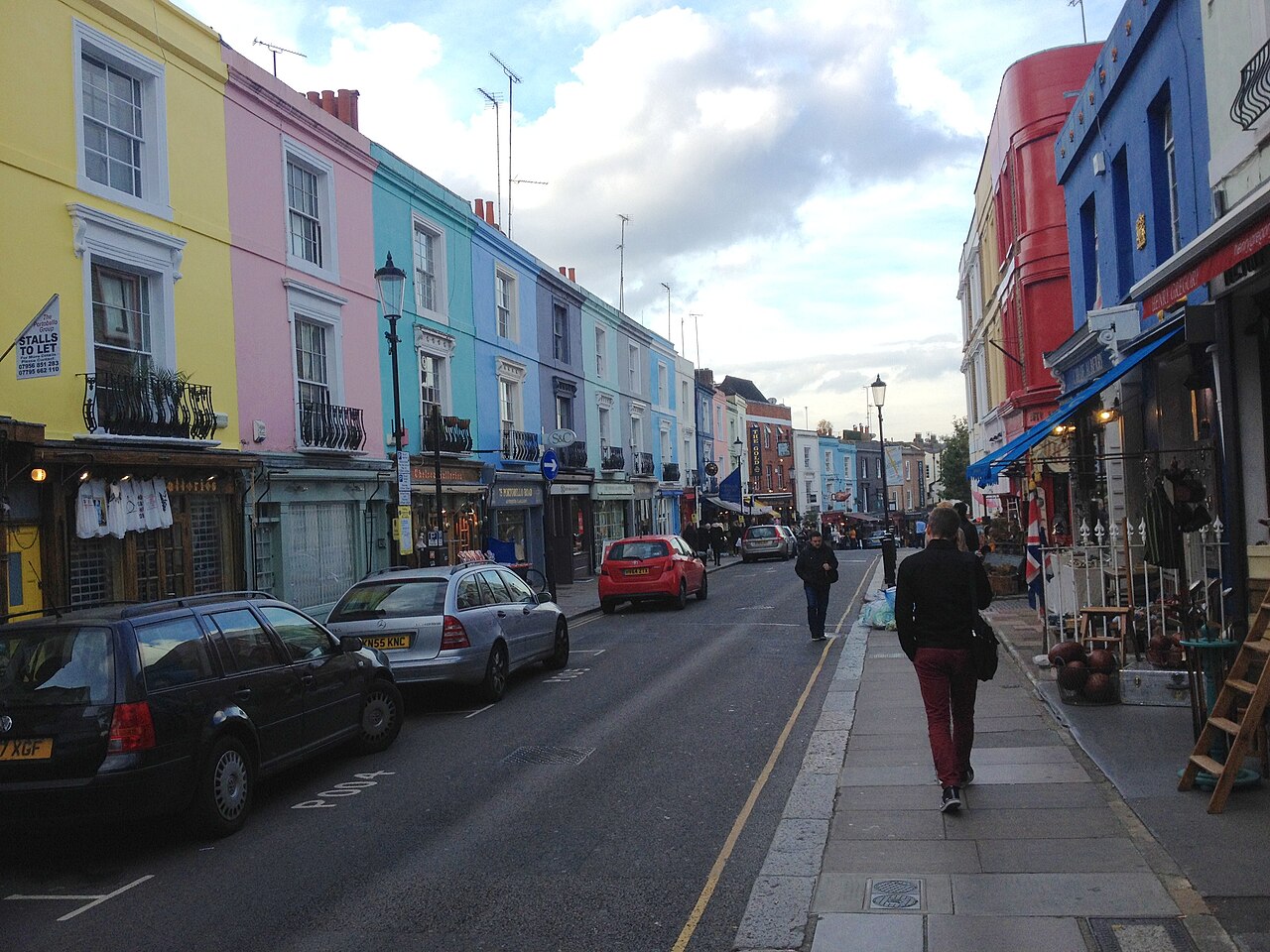 Maisons peintes en jaune, rose et bleu le long de Portobello Road, dans le quartier de Notting Hill à Londres