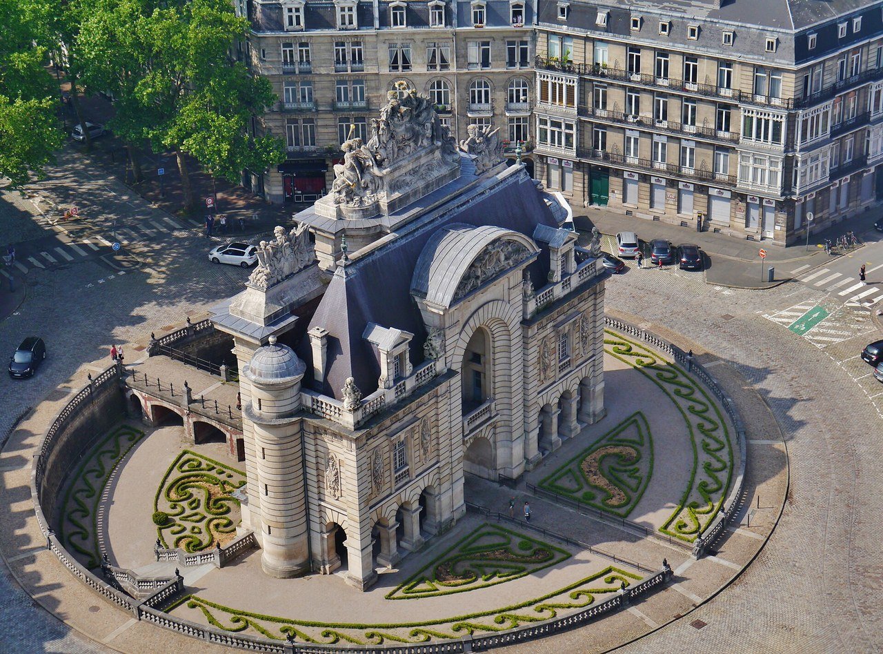 La porte de Paris et ses parterres de buis, vus depuis le beffroi de l'hôtel de ville