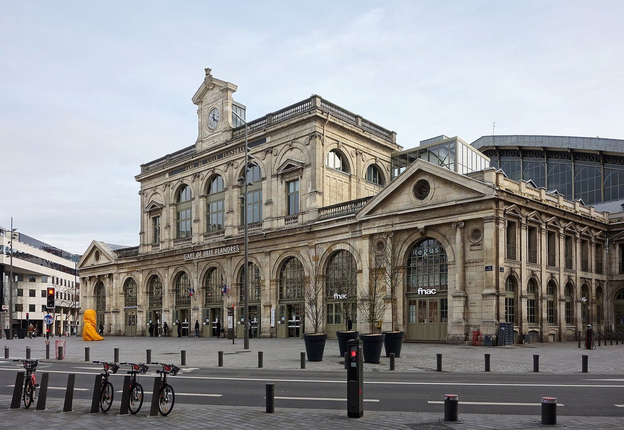 La façade de la gare Lille-Flandres et son parvis, par un après-midi d'hiver
