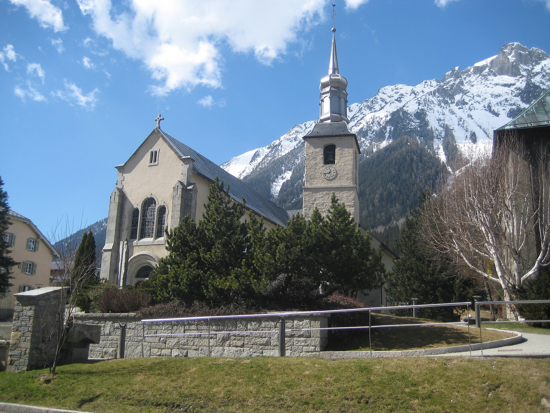 L'église Saint-Michel de Chamonix et son clocher, devant les sommets enneigés du massif