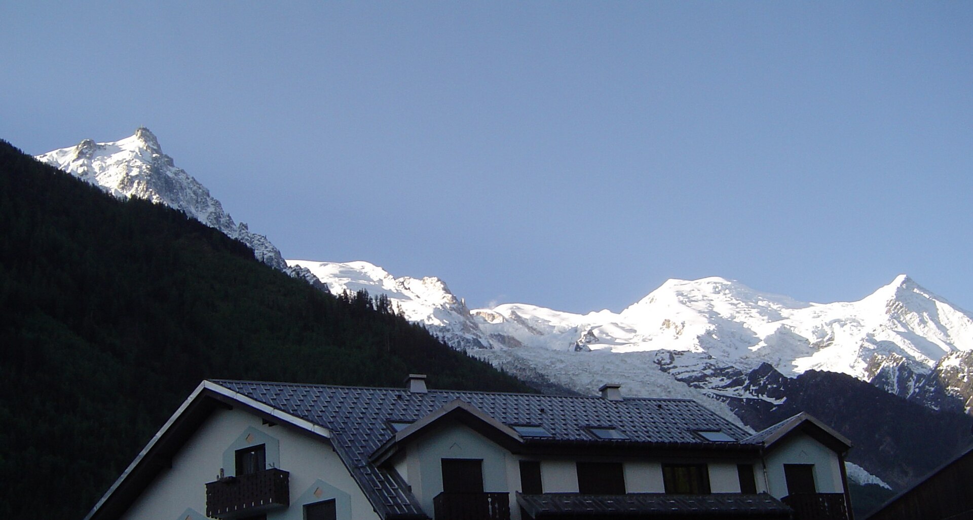 Lever du soleil sur la chaîne du Mont-Blanc au-dessus des toits de Chamonix Sud