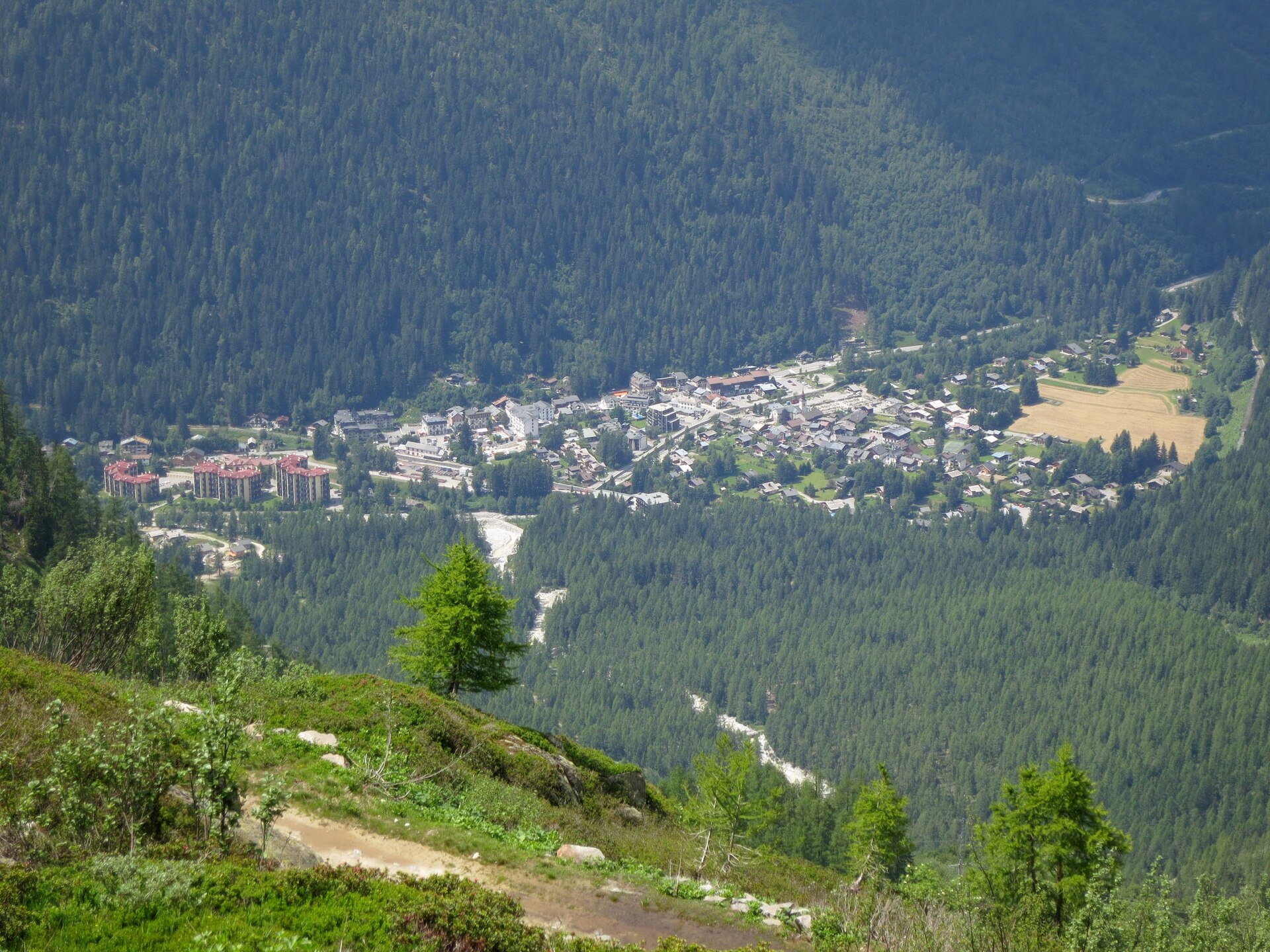 Le village d'Argentière vu depuis les hauteurs du Lognan, au fond de la vallée de Chamonix