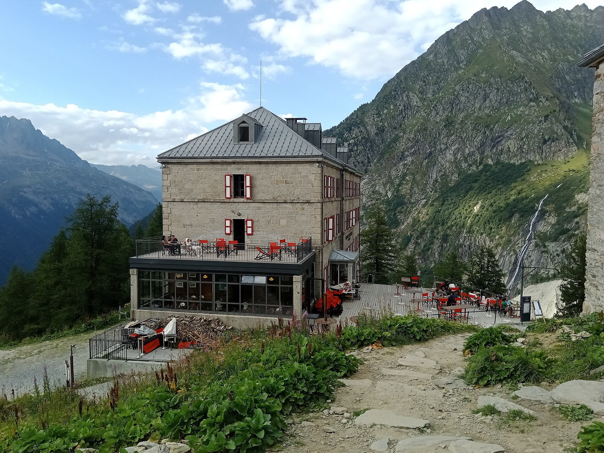 Le Grand Hôtel du Montenvers et sa terrasse, à 1 913 m au-dessus de la Mer de Glace