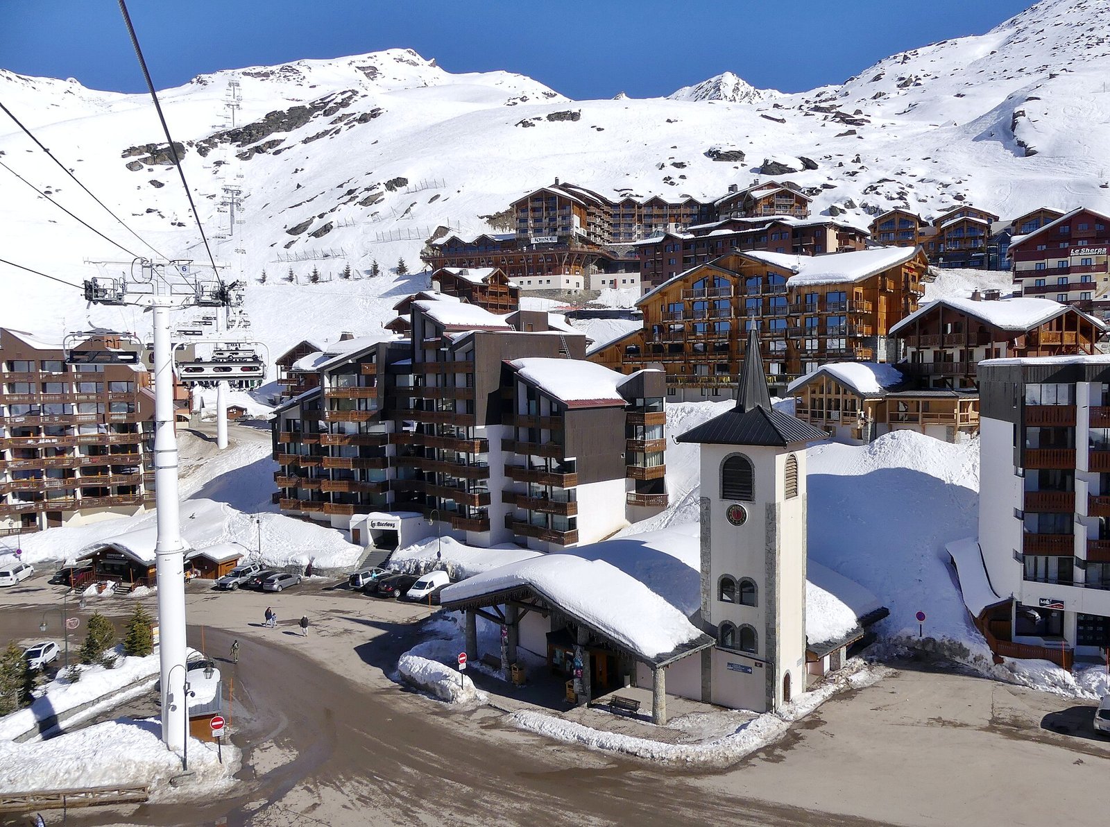 La chapelle Notre-Dame-des-Neiges et la place de l'Église, au centre de Val Thorens, vues depuis un télésiège en février 2019 ; au fond, les hôtels Koh-I Nor et Le Sherpa.