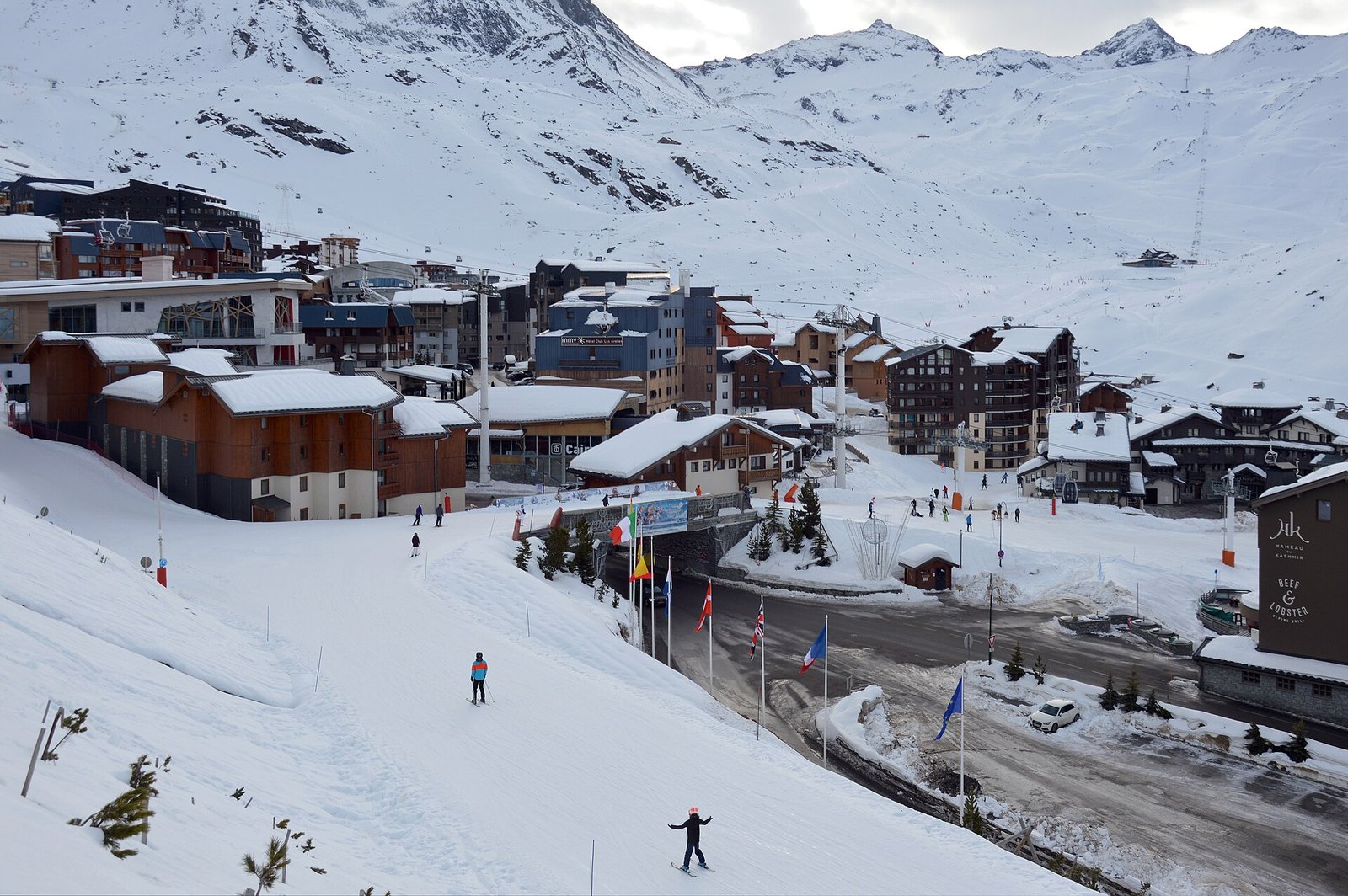L'entrée de Val Thorens en janvier 2022 : la piste Traversée de Montaulever descend vers le bas de la station, entre le Club MMV Les Arolles et le Hameau du Kashmir, à droite.