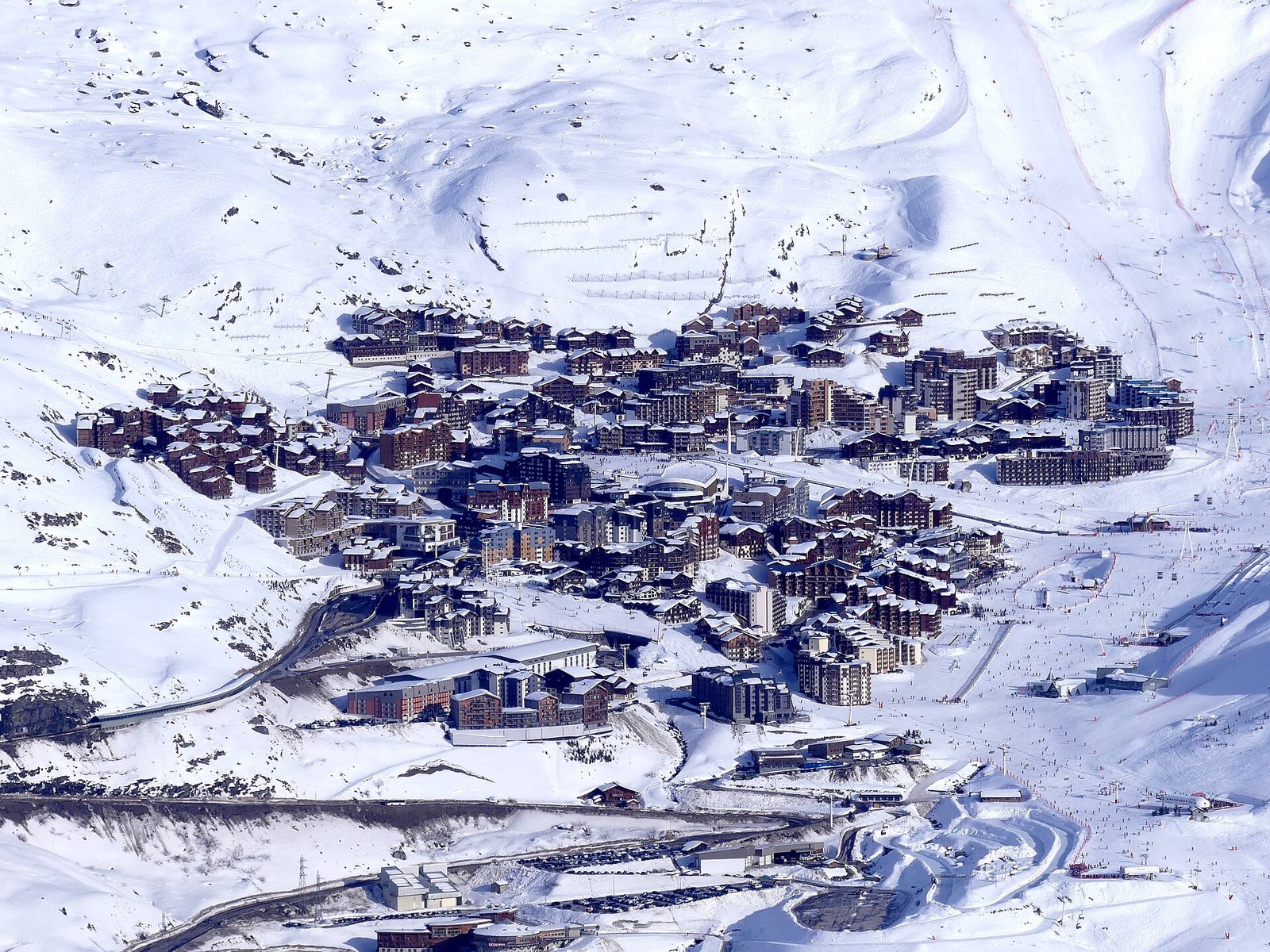 Val Thorens vue d'ensemble depuis la Pointe de la Masse en janvier 2024 : la station entière, des résidences du haut de la station jusqu'au front de neige.