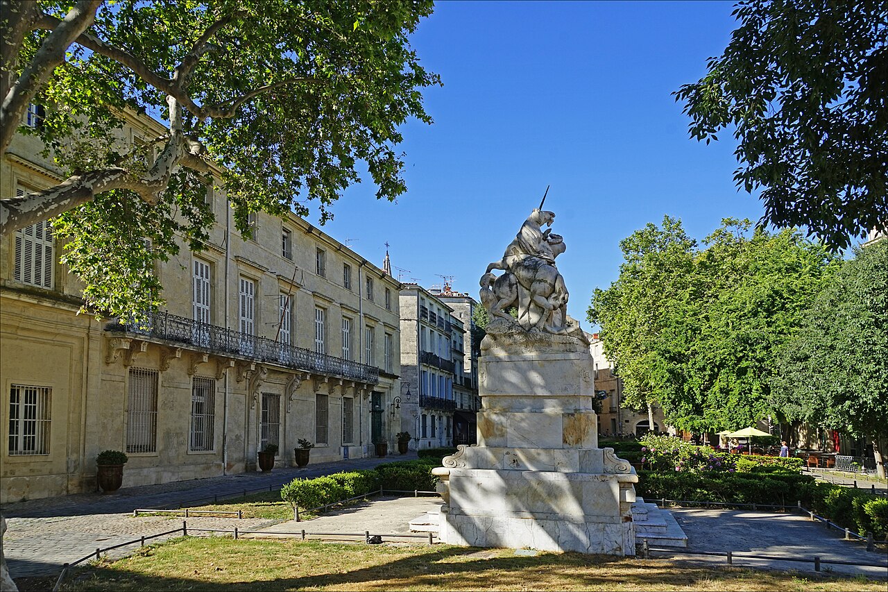 La fontaine des Licornes, les façades et les arbres de la place de la Canourgue, à Montpellier.