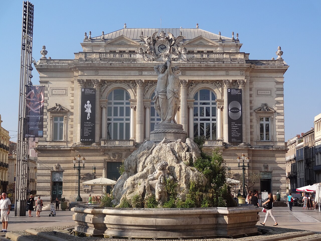 La fontaine des Trois Grâces devant la façade de l'Opéra Comédie, à Montpellier.