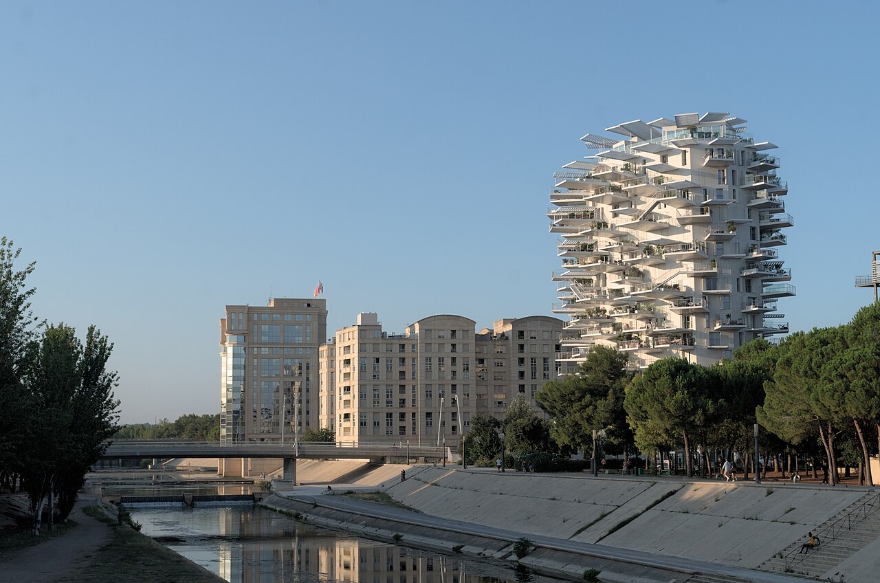 Le Lez et ses berges aménagées devant l'Arbre Blanc, dans le secteur Richter à Montpellier.
