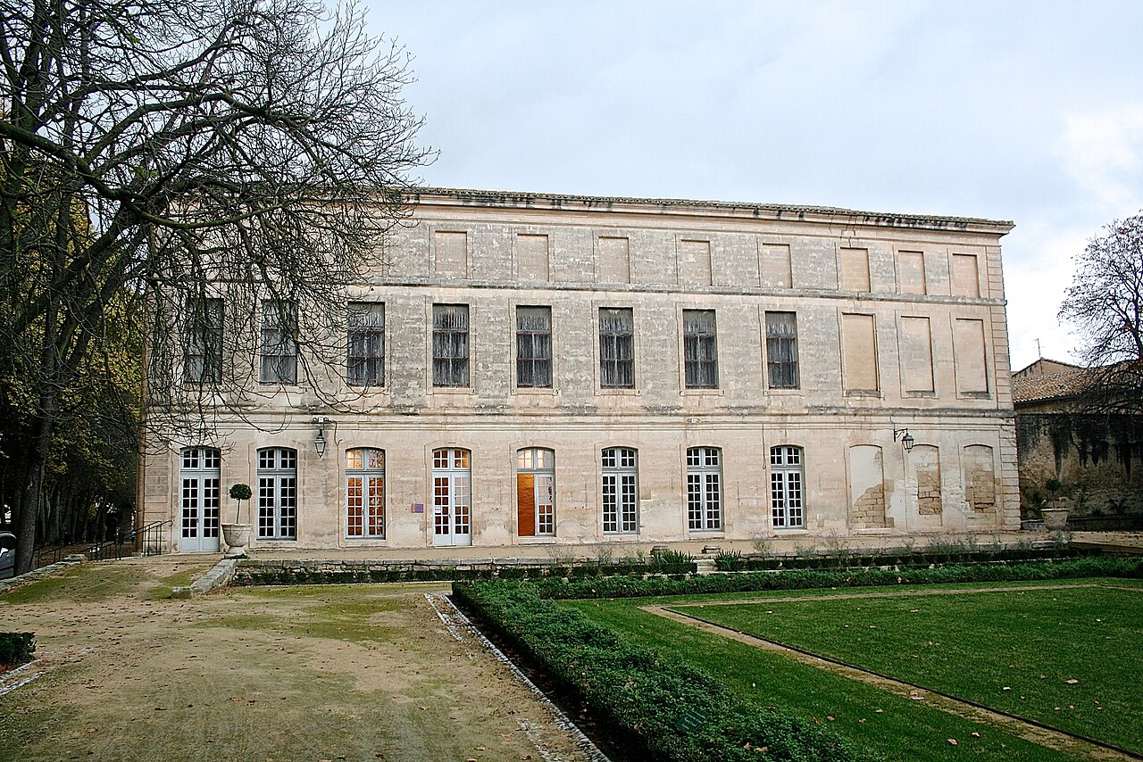 La façade du château des Évêques et son jardin, à Lavérune.