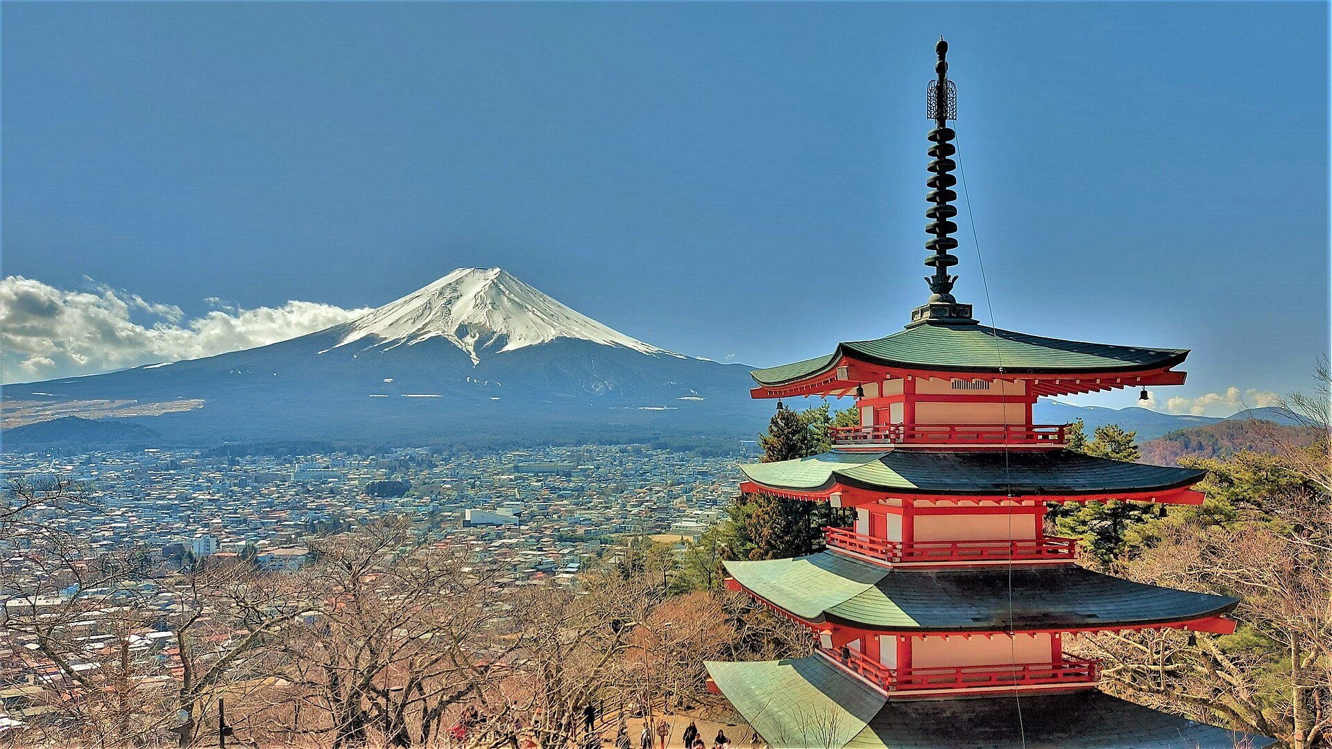 La pagode Chureito de Fujiyoshida face au mont Fuji enneigé, au-dessus de la ville, en mars
