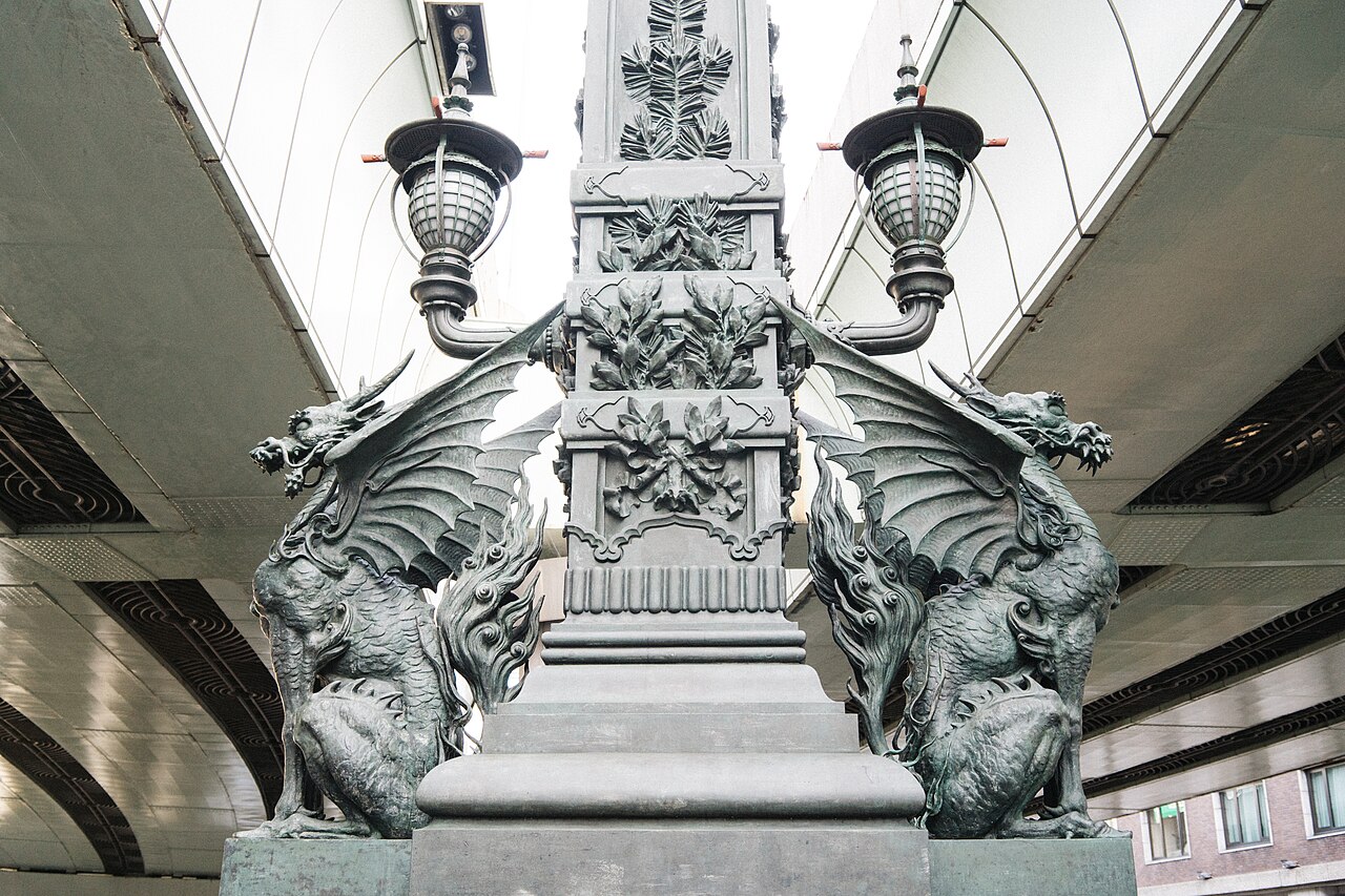 Lampadaire de bronze orné de kirins ailés sur le pont Nihonbashi de 1911, sous la voie express Shuto