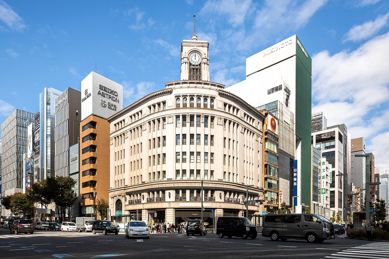 Grand magasin Wako et sa tour de l'horloge au carrefour de Ginza 4-chome, sous un ciel bleu