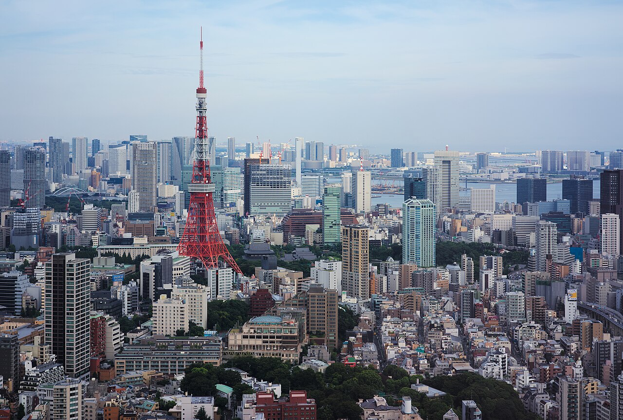 La Tokyo Tower rouge et blanche au milieu des immeubles de Minato, vue depuis la Mori Tower de Roppongi Hills