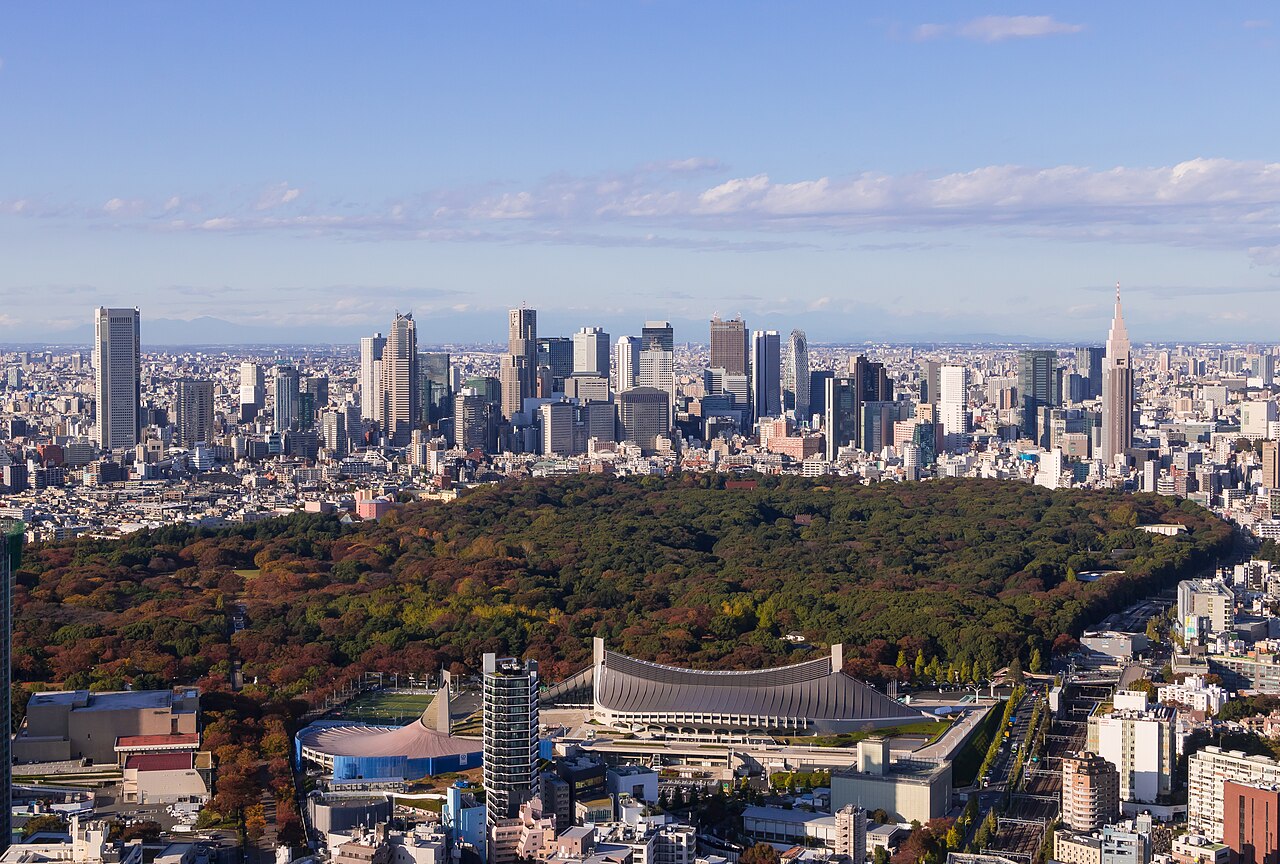 Les gratte-ciel de Nishi-Shinjuku au-delà des arbres du parc Yoyogi, vus depuis le toit du Shibuya Scramble Square