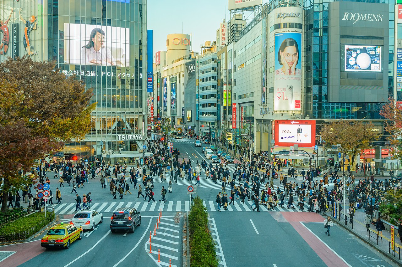 Le carrefour de Shibuya et ses passages piétons en diagonale, au pied des écrans géants, un après-midi de fin d'automne