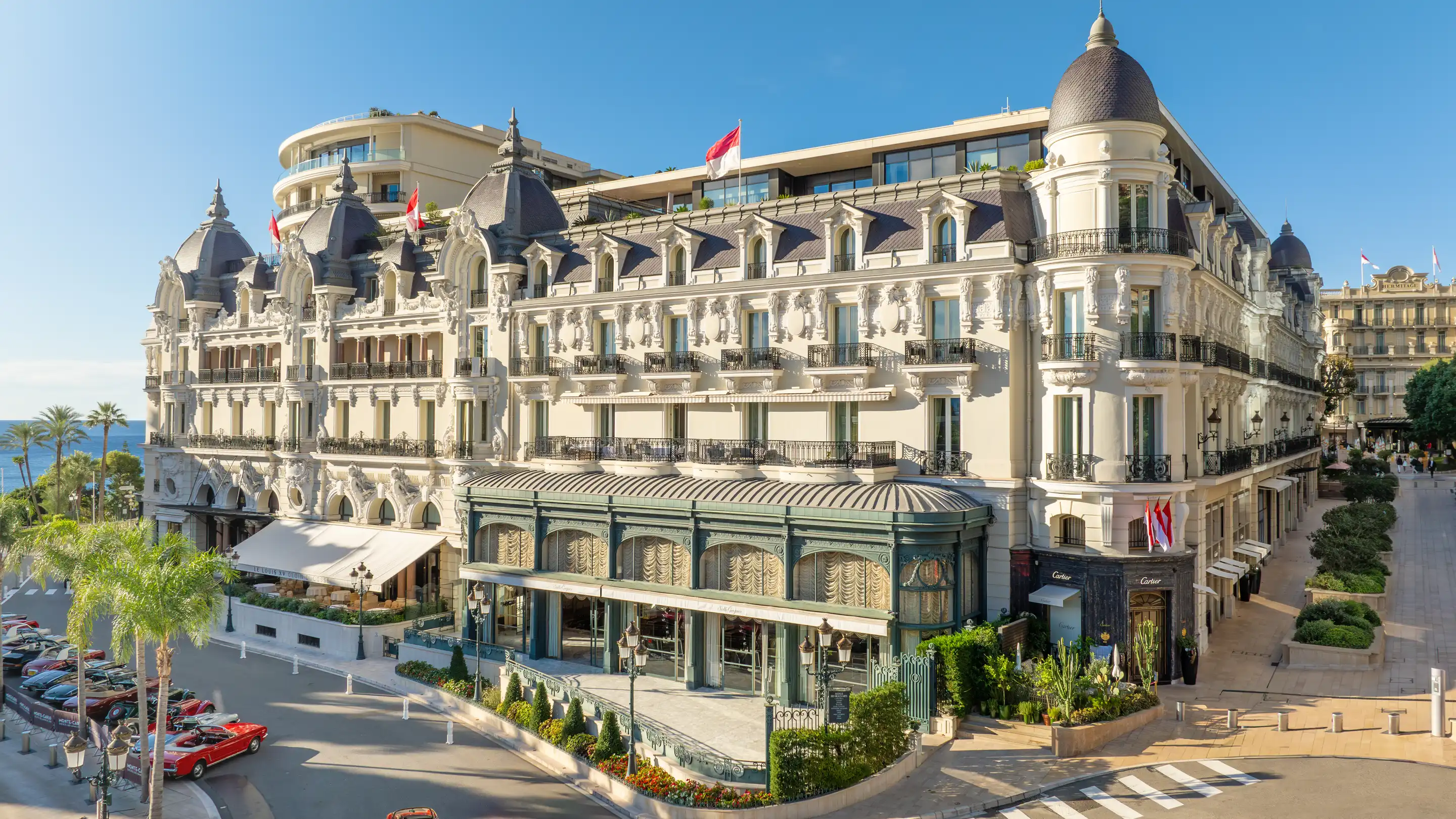 Façade Belle Époque de l'Hôtel de Paris Monte-Carlo sur la place du Casino à Monaco, drapeaux monégasques sur le toit