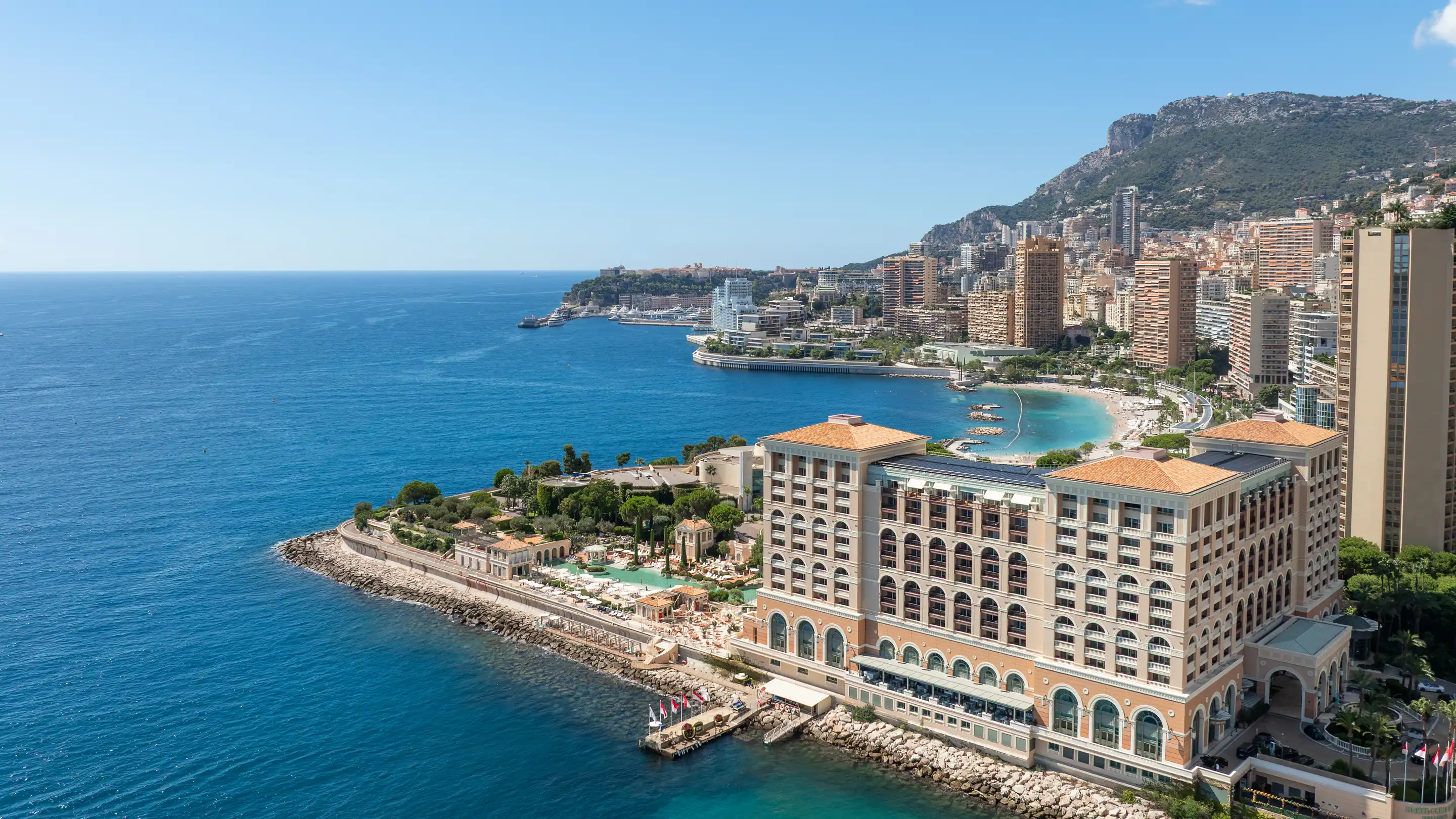 Vue aérienne du Monte-Carlo Bay Hotel & Resort sur la presqu'île du Larvotto, ses jardins et son lagon, Monaco