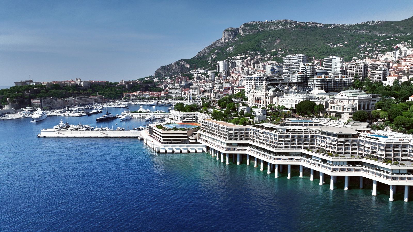 Vue aérienne du Fairmont Monte Carlo posé sur des piliers au-dessus de la mer, port Hercule et Monaco en arrière-plan