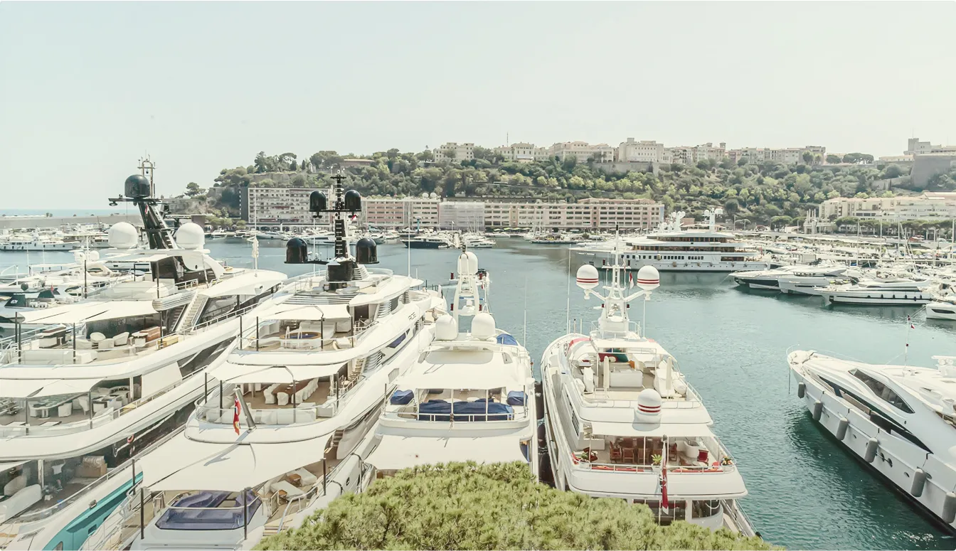 Yachts amarrés dans le port Hercule devant le Rocher, vus depuis le Port Palace à Monaco