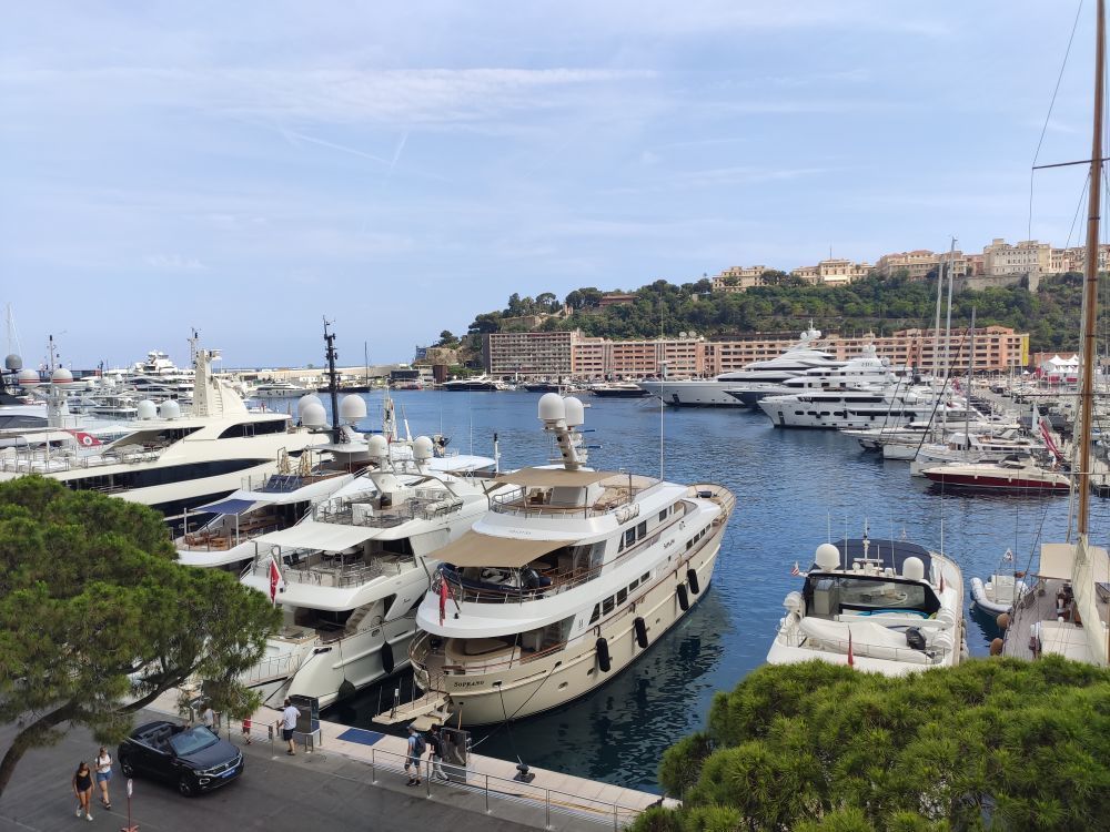 Yachts amarrés dans le port Hercule devant le Rocher, vus depuis l'Hôtel Miramar à Monaco