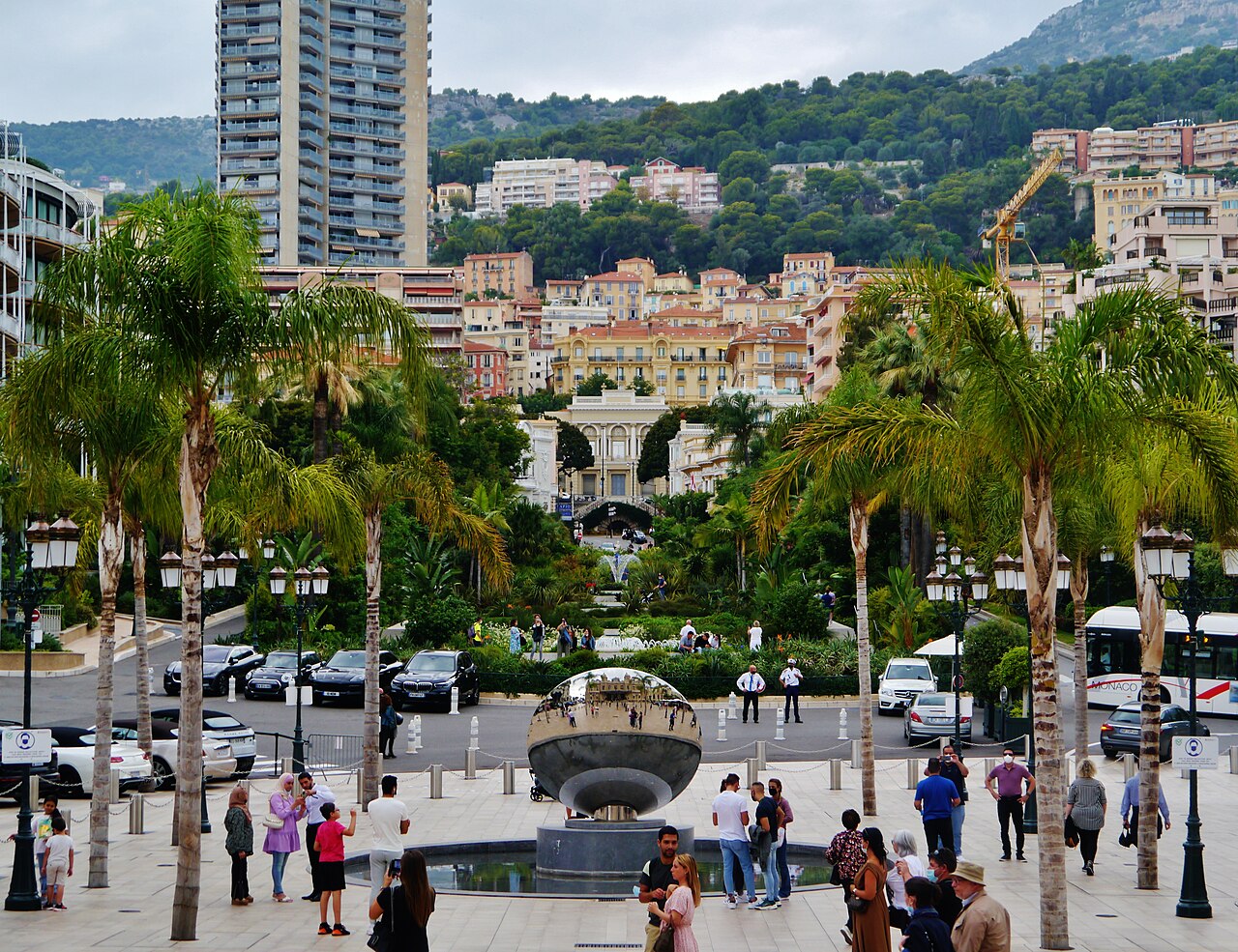 La place du Casino à Monte-Carlo, sa sculpture miroir et les jardins des Boulingrins, en octobre 2021