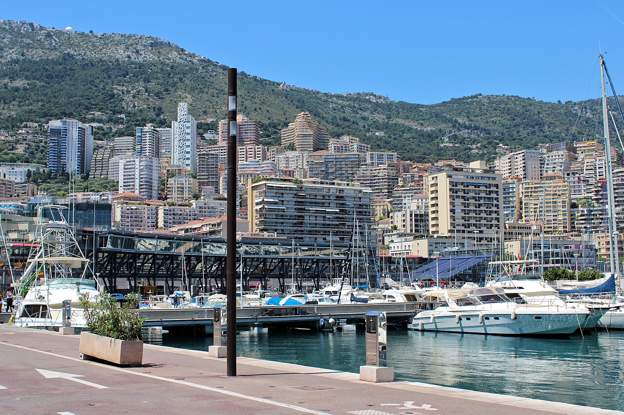 Le port Hercule à La Condamine, ses quais et les immeubles adossés à la montagne, en juin 2019