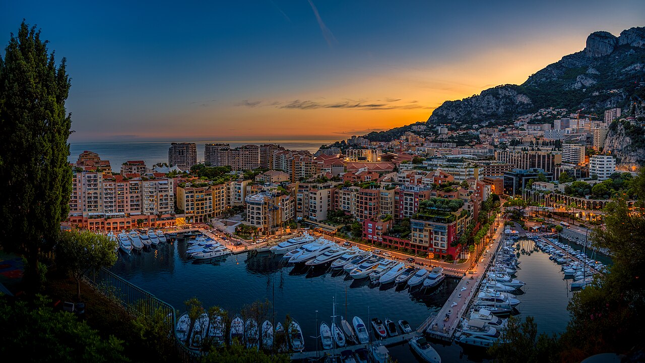 Le port de Fontvieille et le quartier gagné sur la mer au coucher du soleil, en septembre 2019