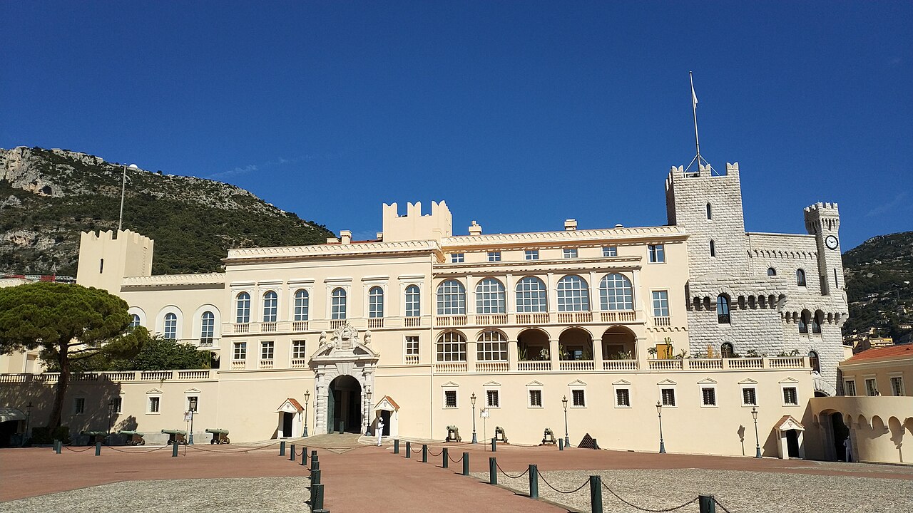 Le palais princier et la place du Palais à Monaco-Ville, sur le Rocher, en juillet 2021