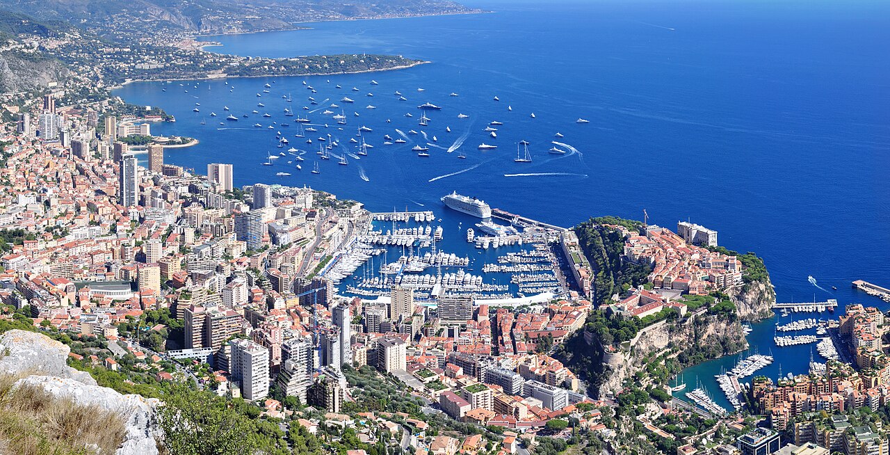 La Principauté de Monaco vue des hauteurs de La Turbie, de Monte-Carlo au Rocher et au port de Fontvieille