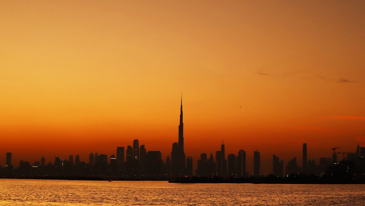 Silhouette de Downtown Dubai et de Burj Khalifa au coucher du soleil, vue de Dubai Creek Harbour